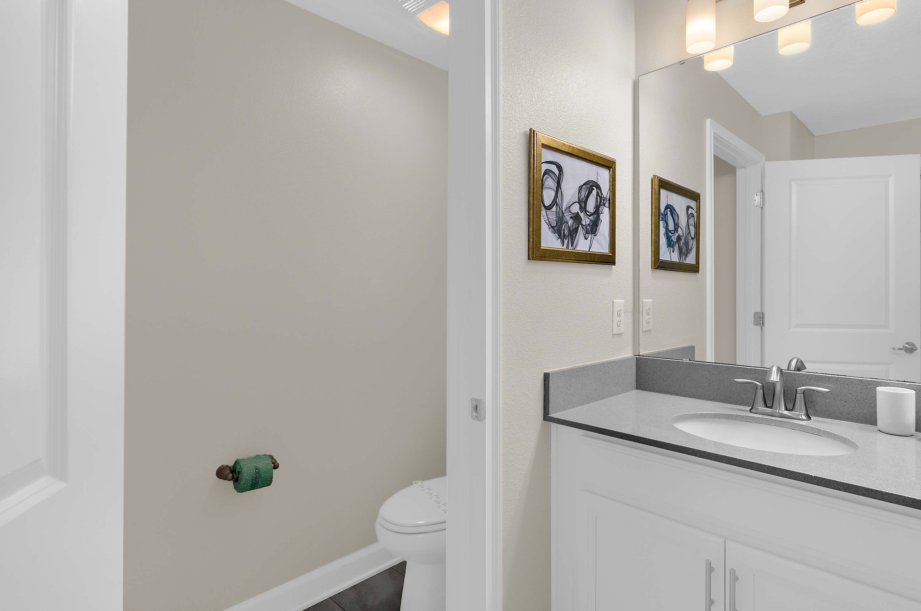Spacious townhouse w/ pool & gym