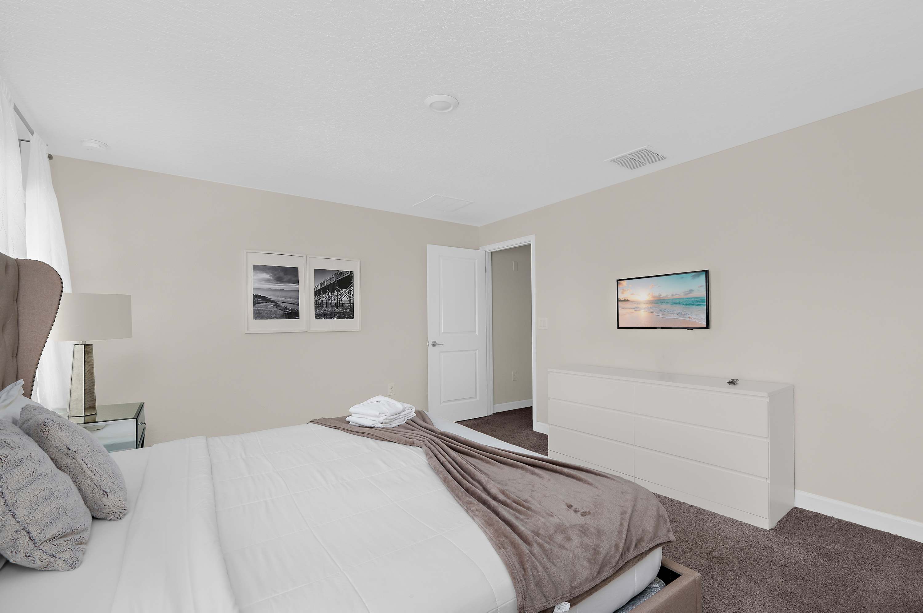 Spacious townhouse w/ pool & gym