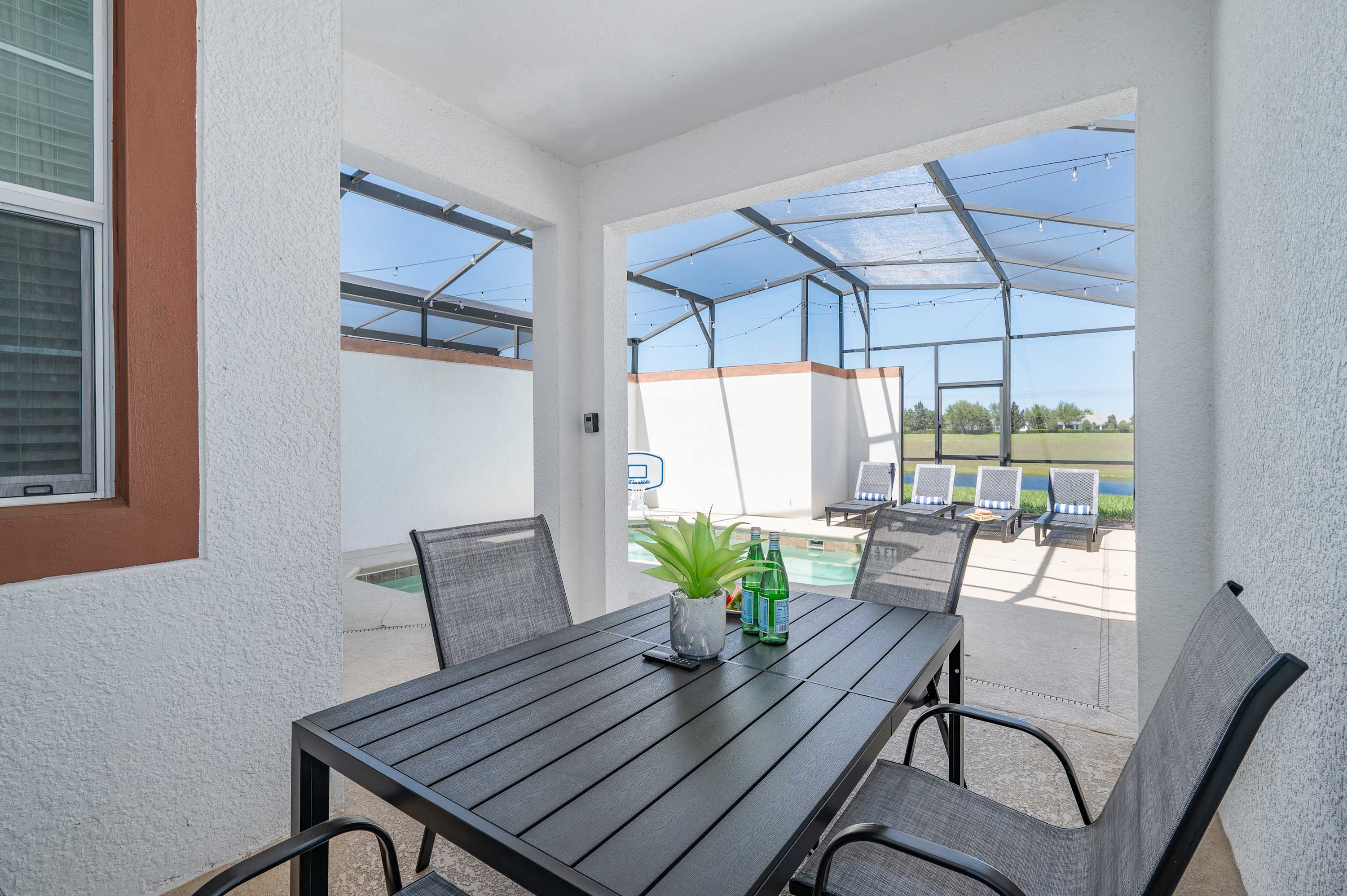 Spacious townhouse w/ pool & gym