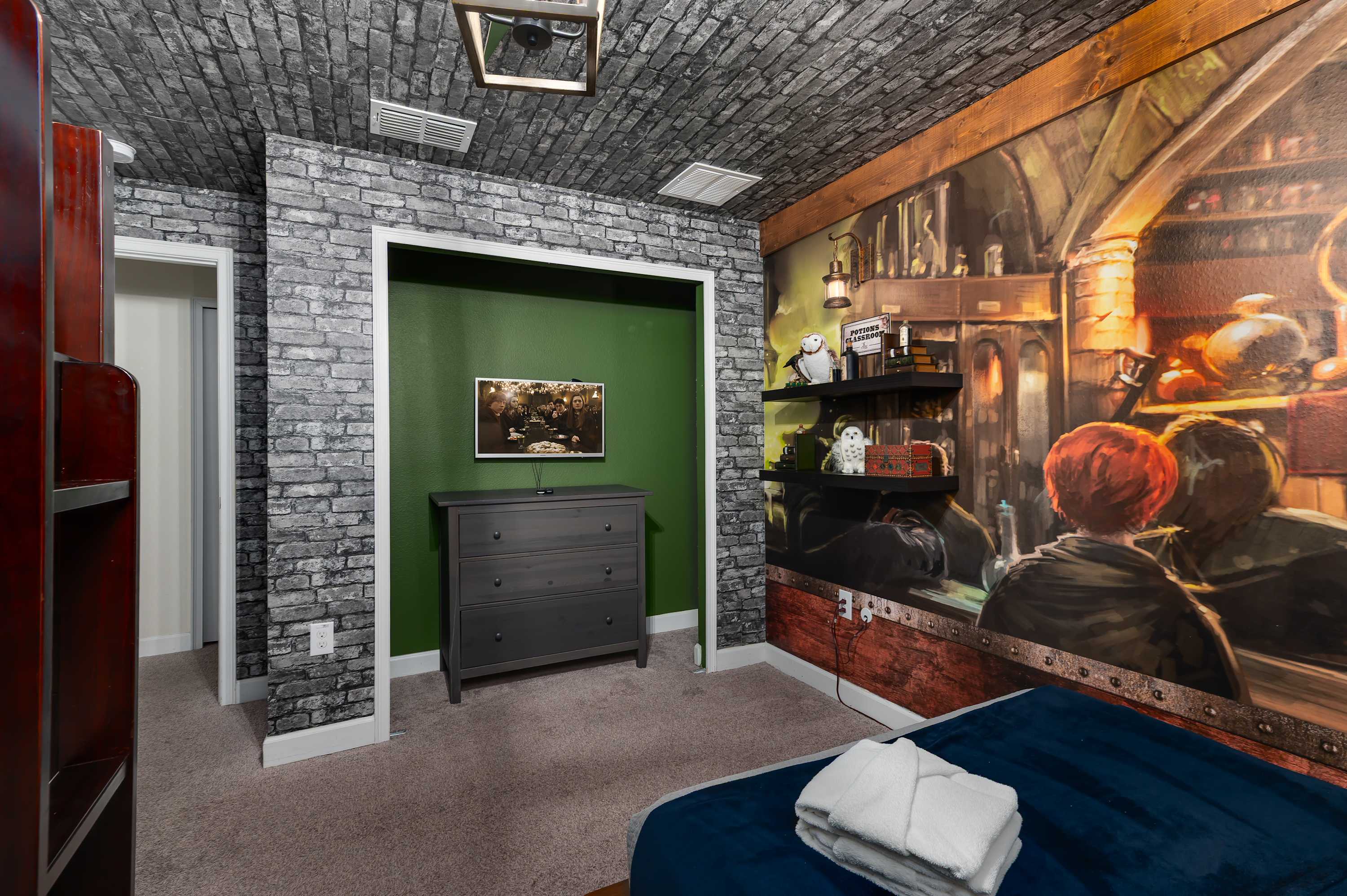 Spacious townhouse w/ pool & gym