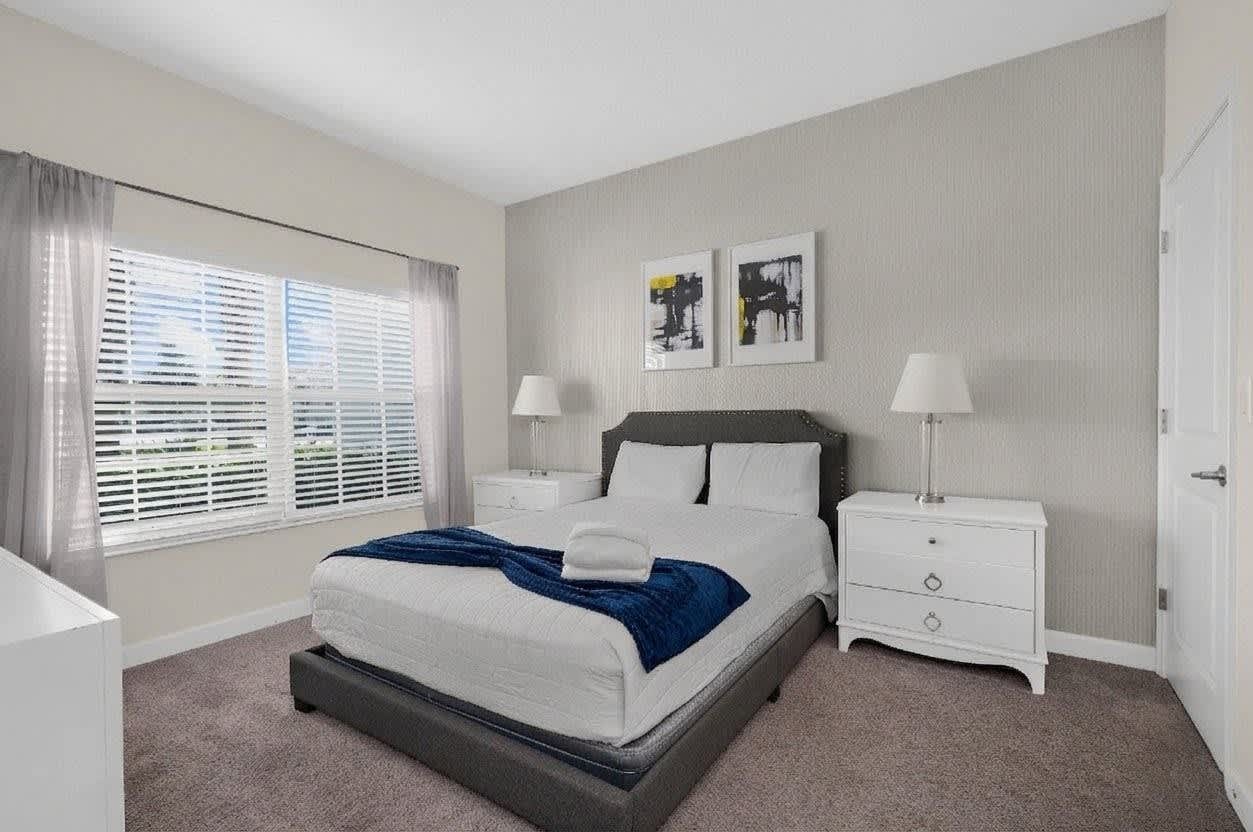 Spacious townhouse w/ pool & gym