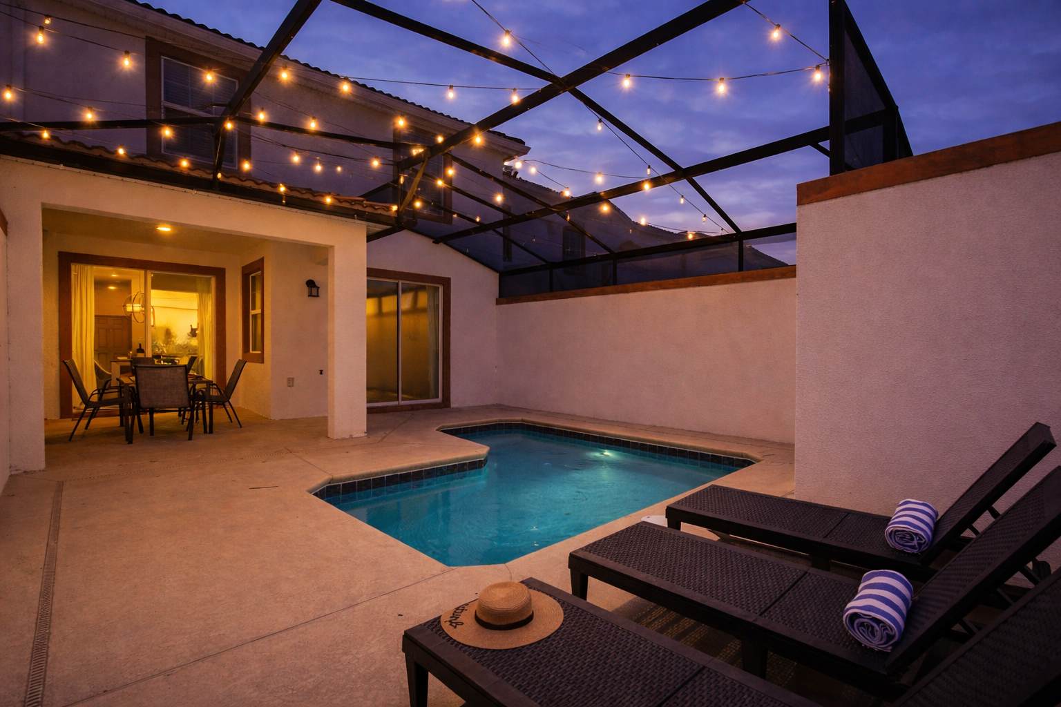 Spacious townhouse w/ pool & gym