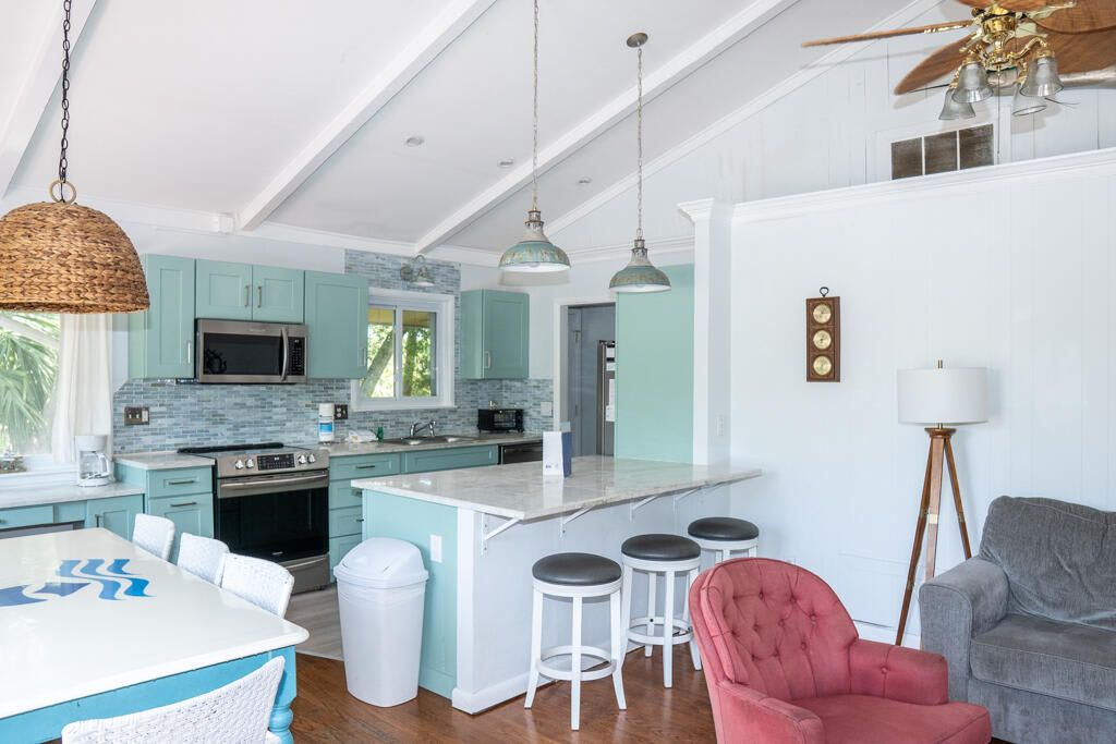 601 Dolphin Road | Photo 2