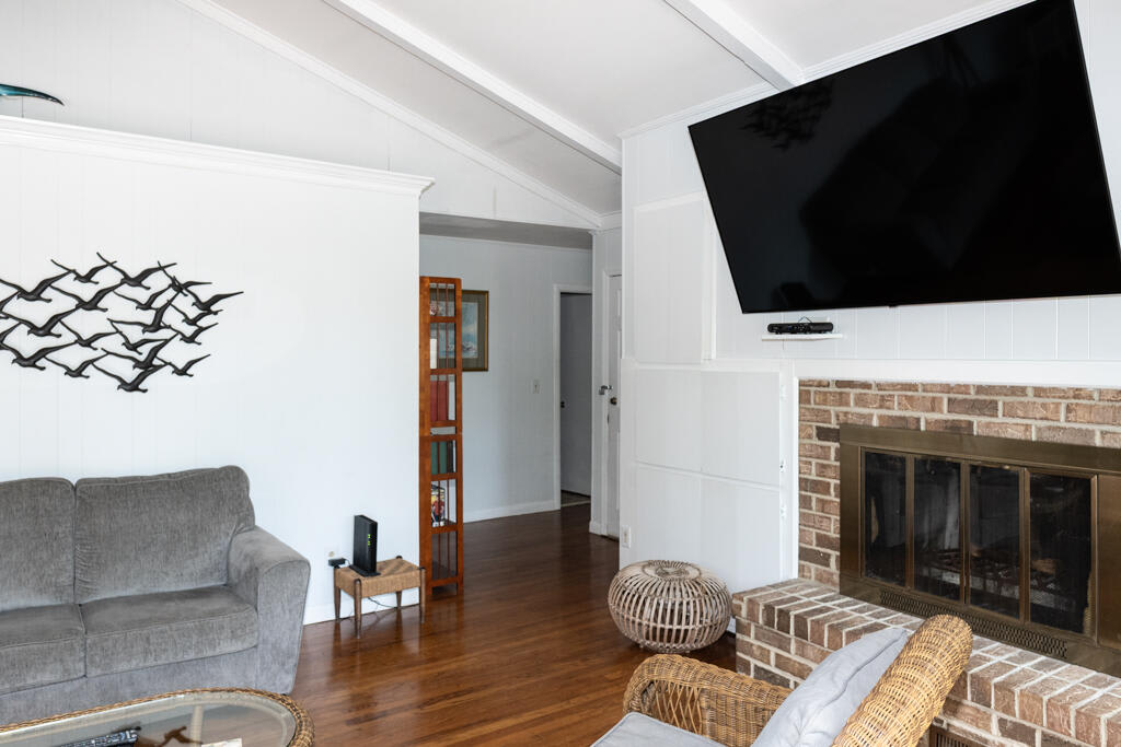 601 Dolphin Road | Photo 5