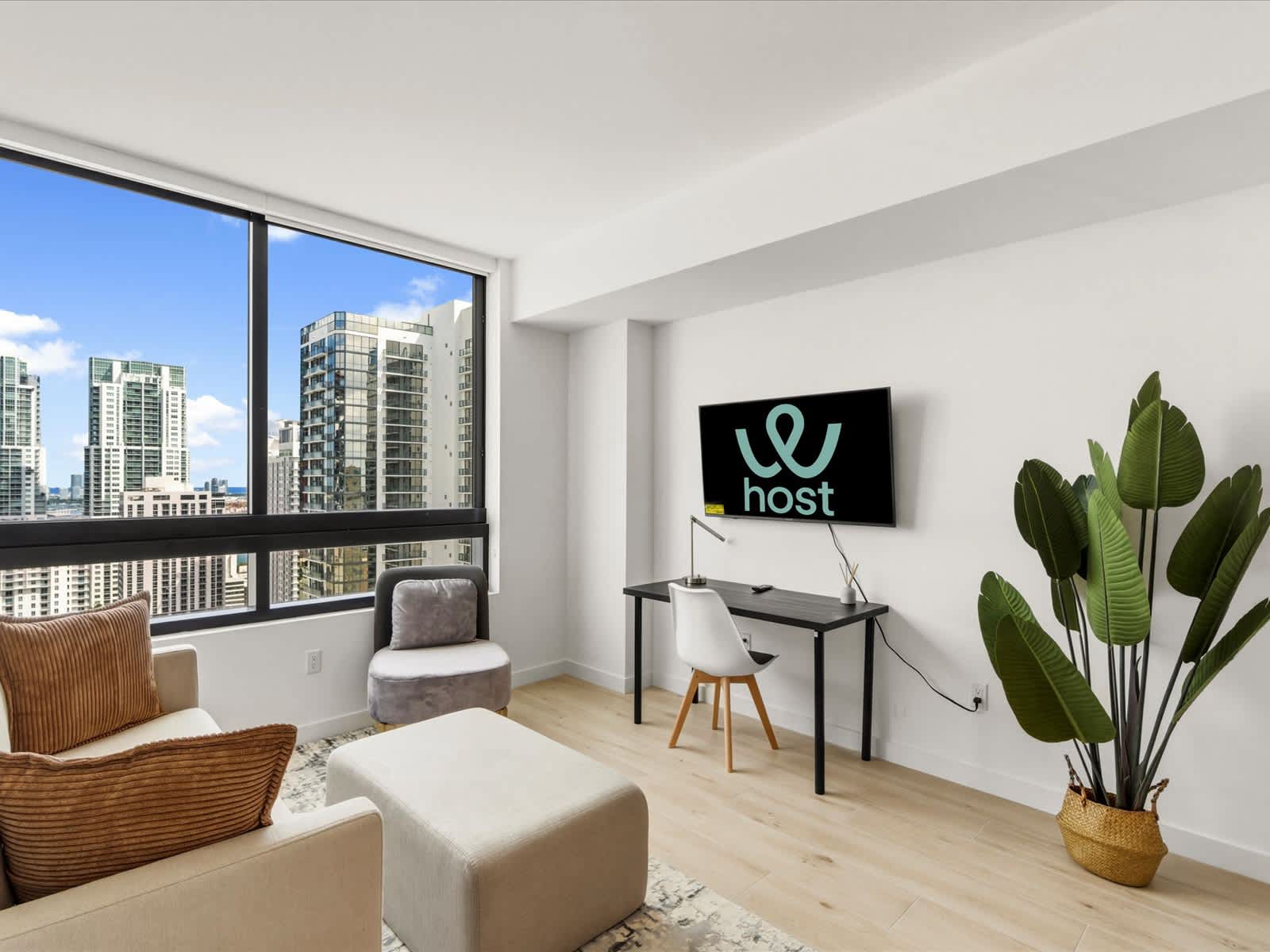 Prime Location Condo | Downtown Miami | Pool & Gym