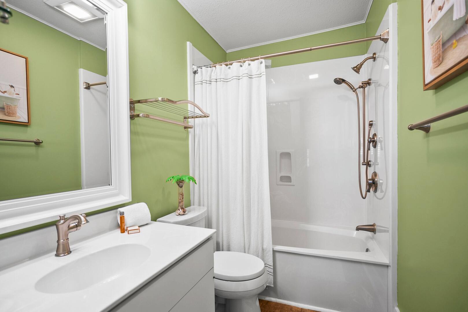 Guest Bedroom 2 Full En Suite Bathroom