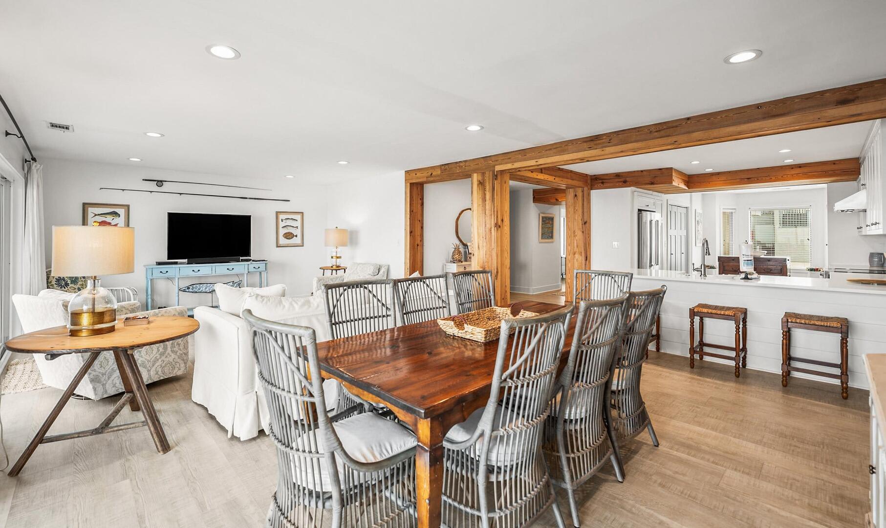 Dining Area/Living Room with Access to Ocean Front Desk