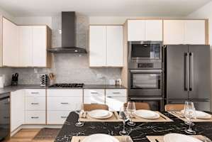 2022 Modern 3BR, Tesla Charger, City Views