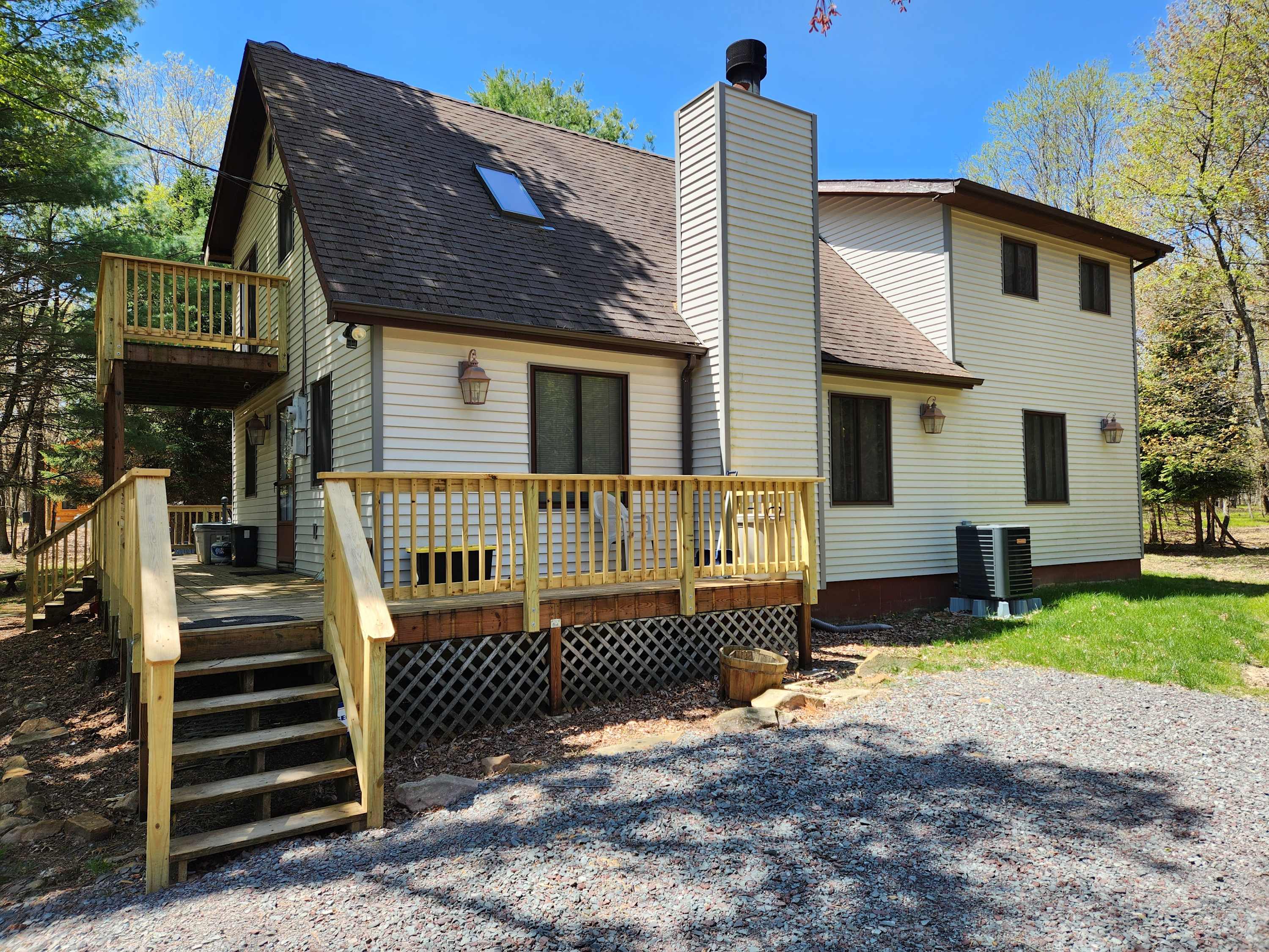 Saltbox Lodge - Game Room - Fireplace and Deck