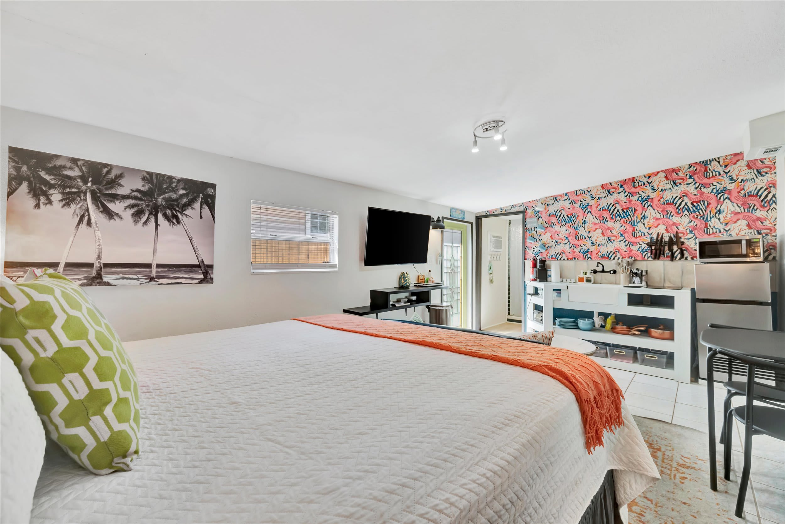 Artsy Studio only 12 minutes to the Beach!