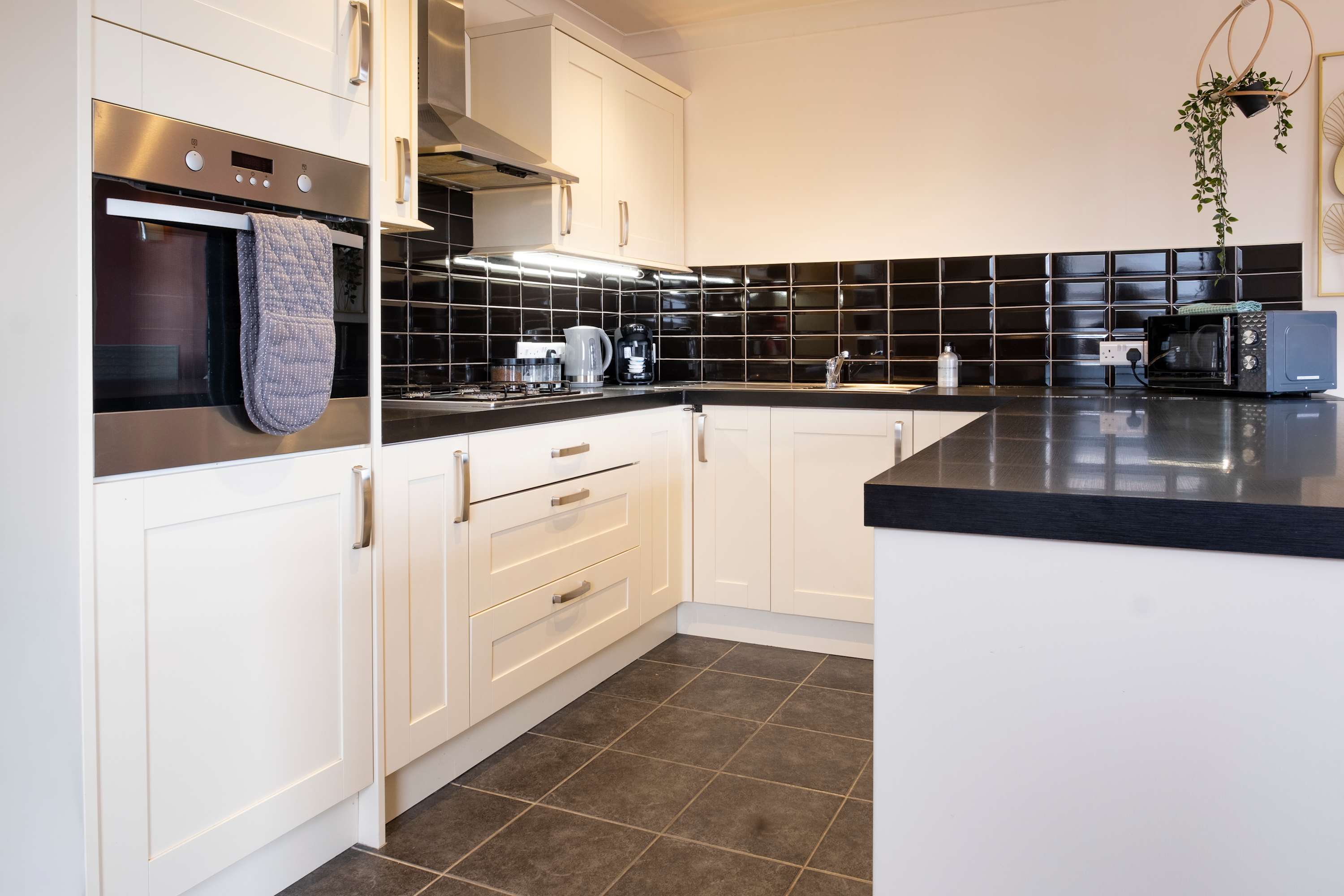 View Beachfront Pet-Friendly Apt w/Stunning Sea Views in 8a Manor Road TR7 Beachfront Pet-Friendly Apt w/Stunning Sea Views in 8a Manor Road TR7 - Property image 11 - VivreStays