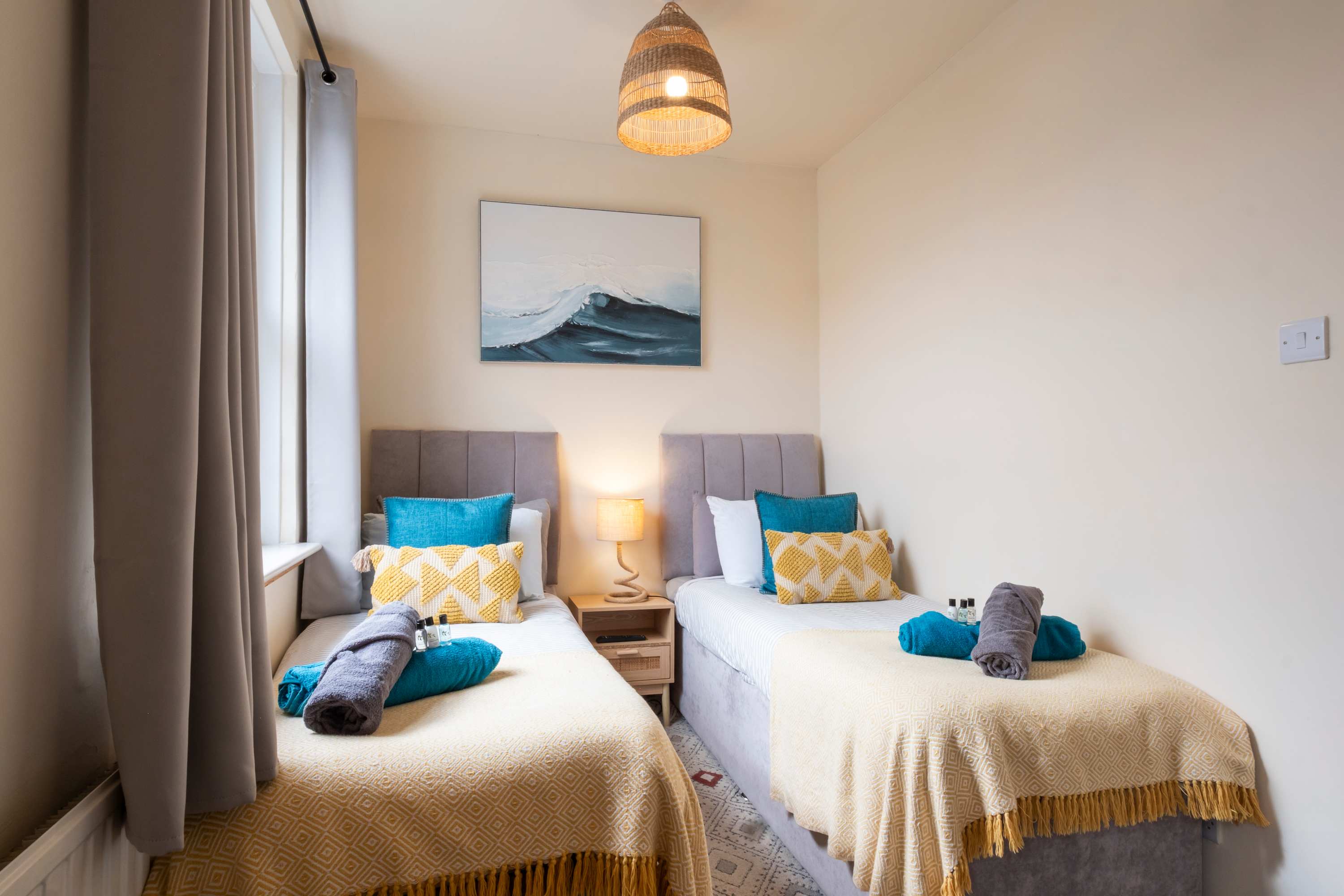 View Beachfront Pet-Friendly Apt w/Stunning Sea Views in 8a Manor Road TR7 Beachfront Pet-Friendly Apt w/Stunning Sea Views in 8a Manor Road TR7 - Property image 9 - VivreStays