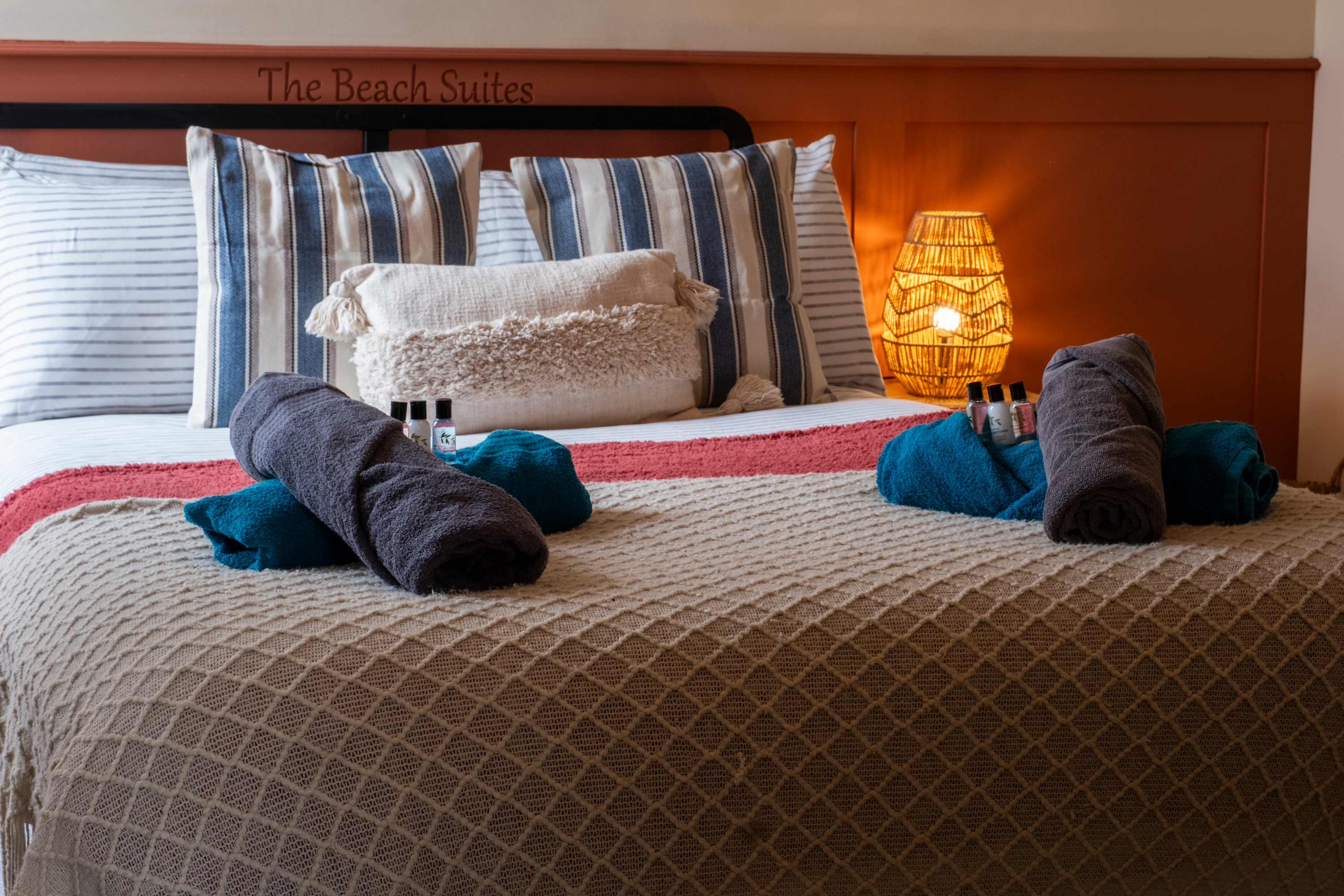 View Beachfront Pet-Friendly Apt w/Stunning Sea Views in 8a Manor Road TR7 Beachfront Pet-Friendly Apt w/Stunning Sea Views in 8a Manor Road TR7 - Property image 21 - VivreStays