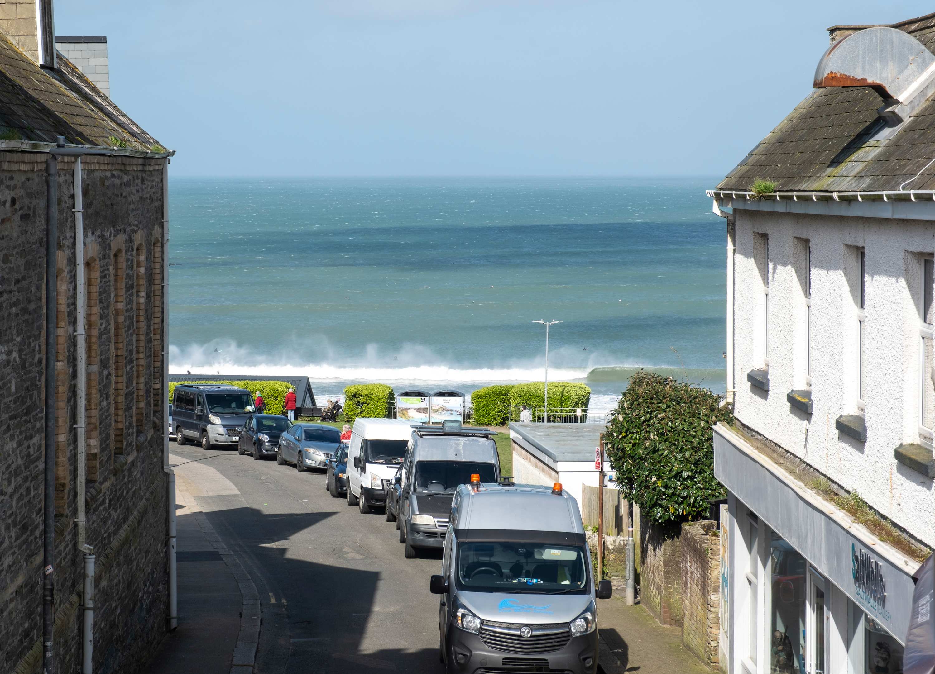 View Beachfront Pet-Friendly Apt w/Stunning Sea Views in 8a Manor Road TR7 Beachfront Pet-Friendly Apt w/Stunning Sea Views in 8a Manor Road TR7 - Property image 2 - VivreStays