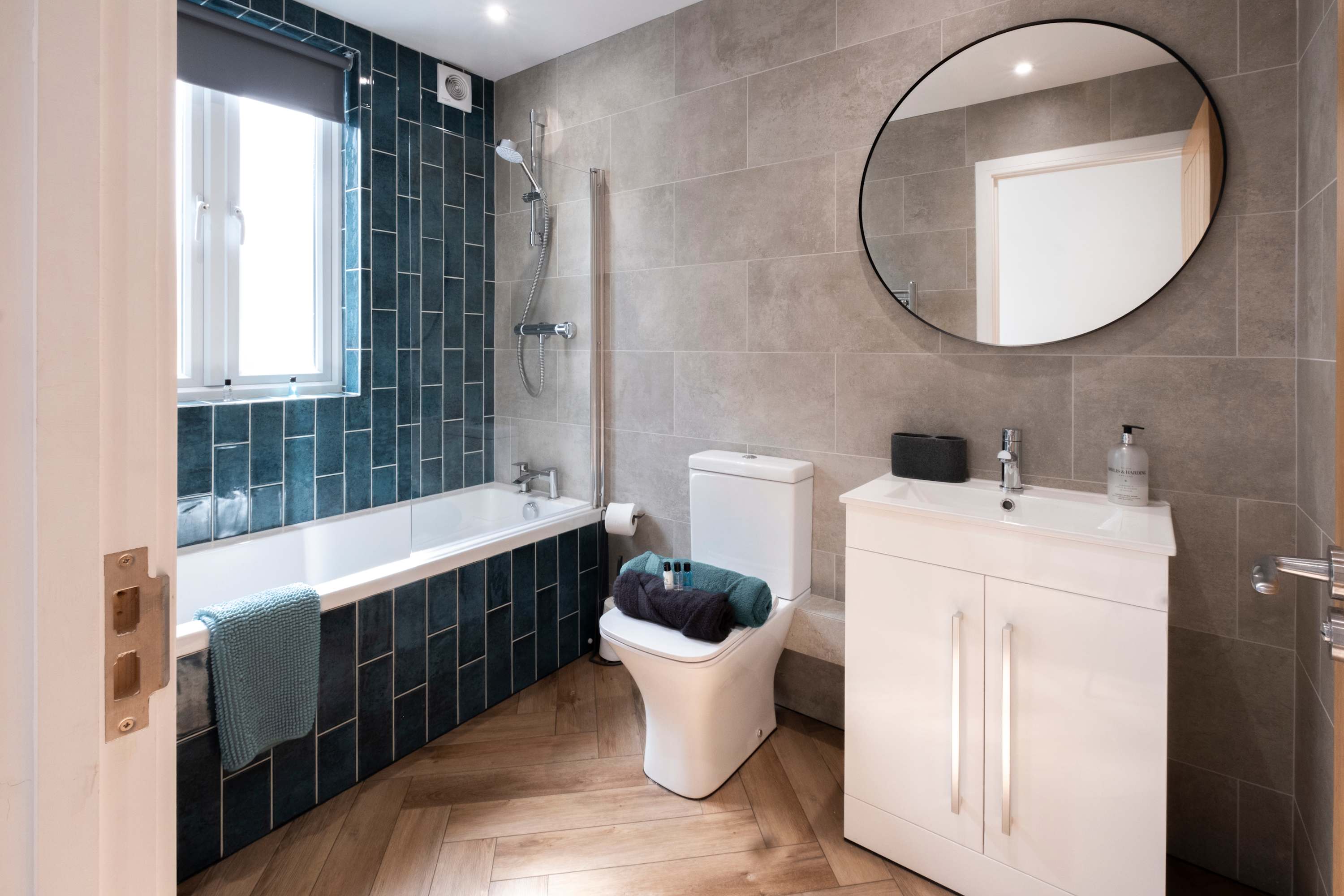 View Luxury Apartment Newquay Sea Views Pet Friendly in 8B Manor Road TR7 1JQ Luxury Apartment Newquay Sea Views Pet Friendly in 8B Manor Road TR7 1JQ - Property image 29 - VivreStays