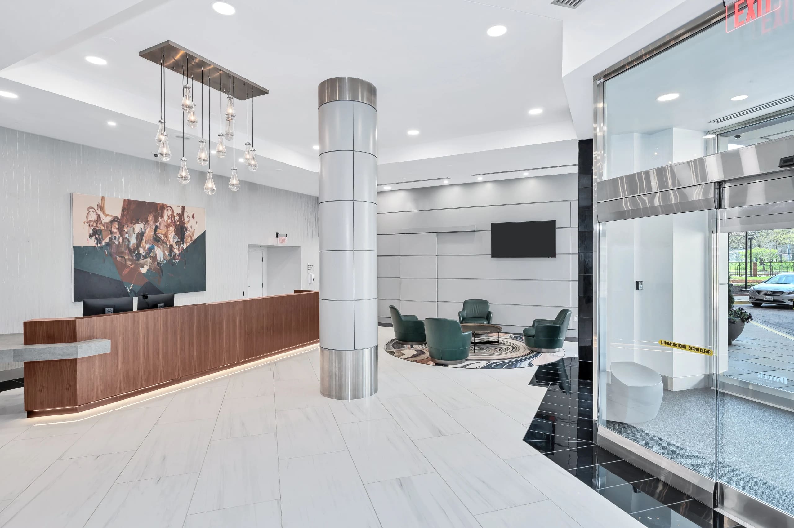 Modern Apt in Prime Location - Walk to Metro