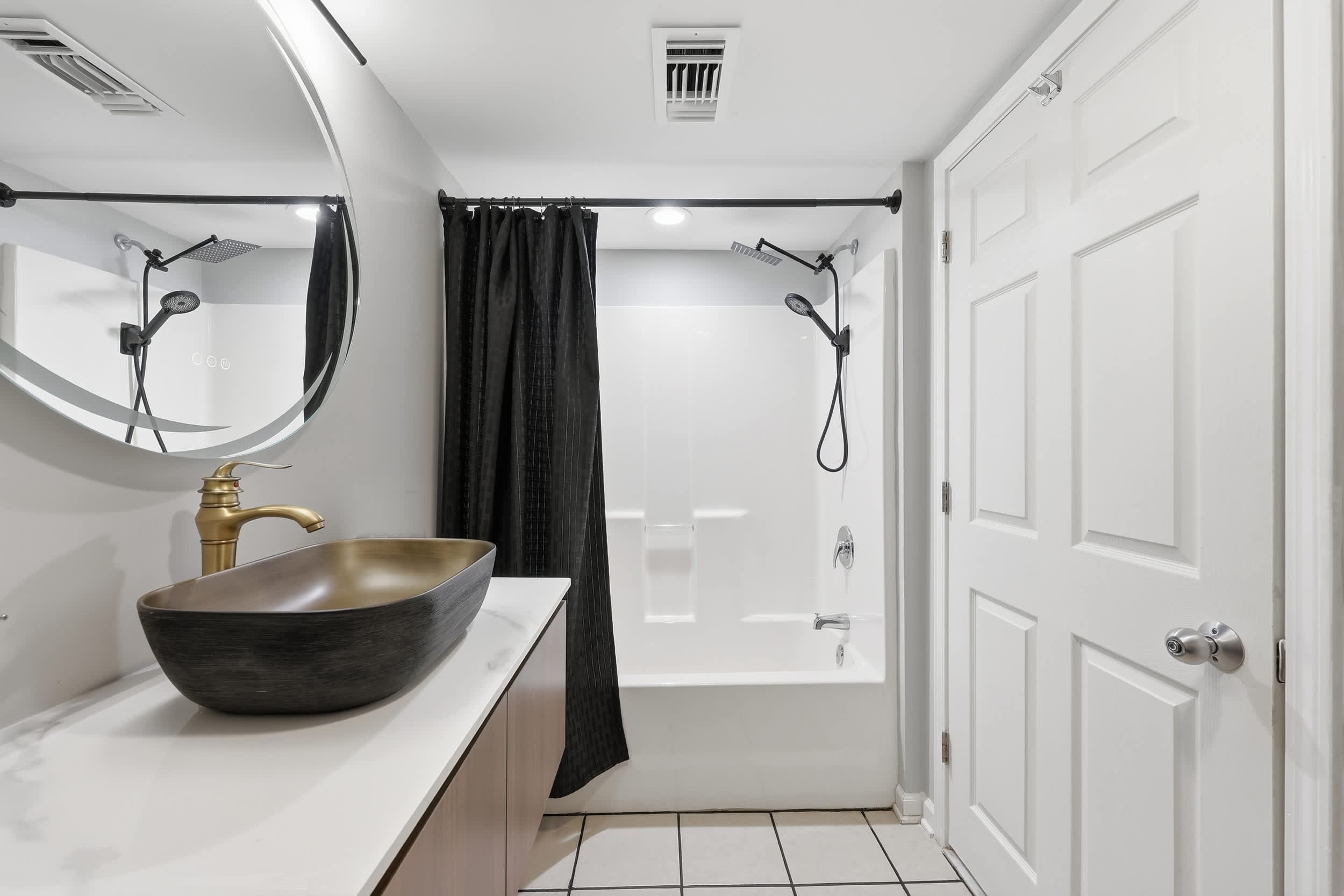 Modern Jungle Studio w Fridge Keurig Huge Pool Oasis