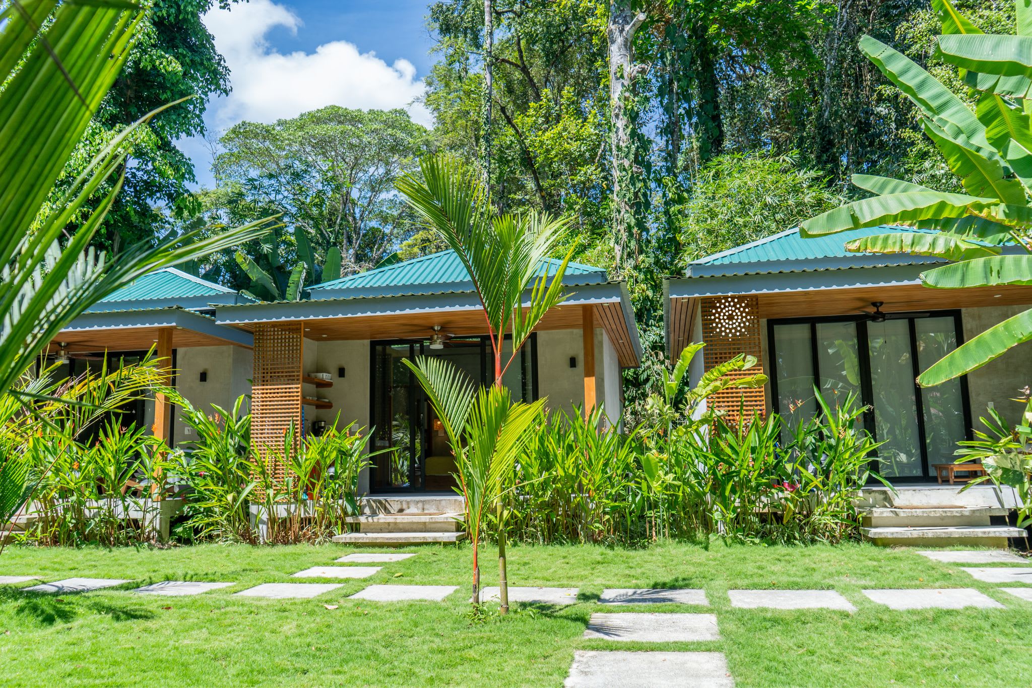 Serenity Wave Bungalow Beach & Jungle Escape + AC