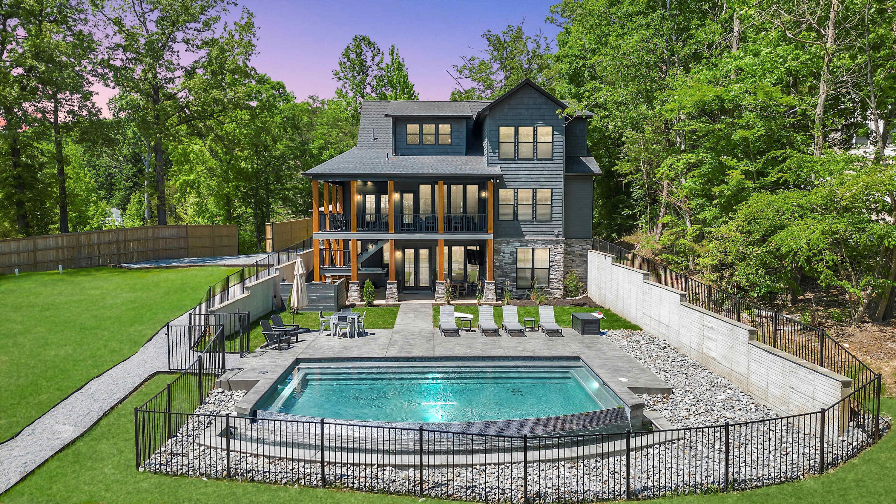 Lakefront Luxury - 10BR, Pool w/ Heat, Hot Tub — Spotsylvania Courthouse, VA — vacation rental
