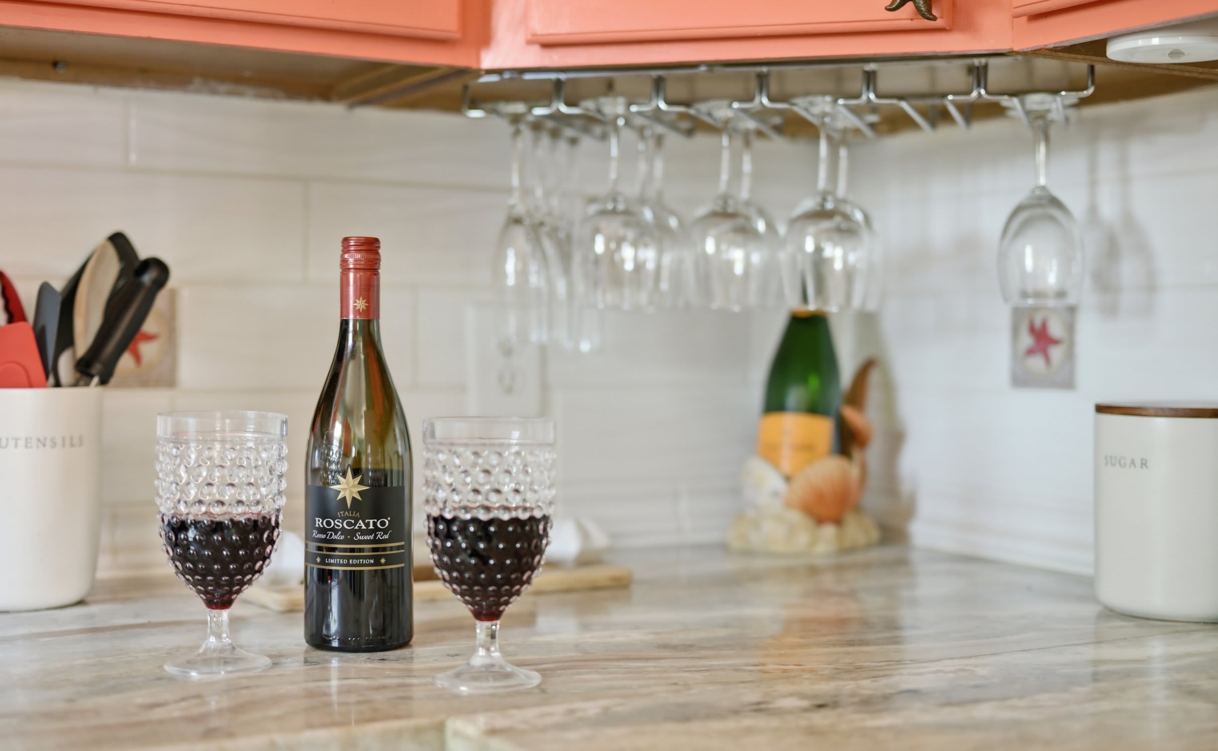 Coastal Cottage with Hot Tub & Fenced Yard + Beach