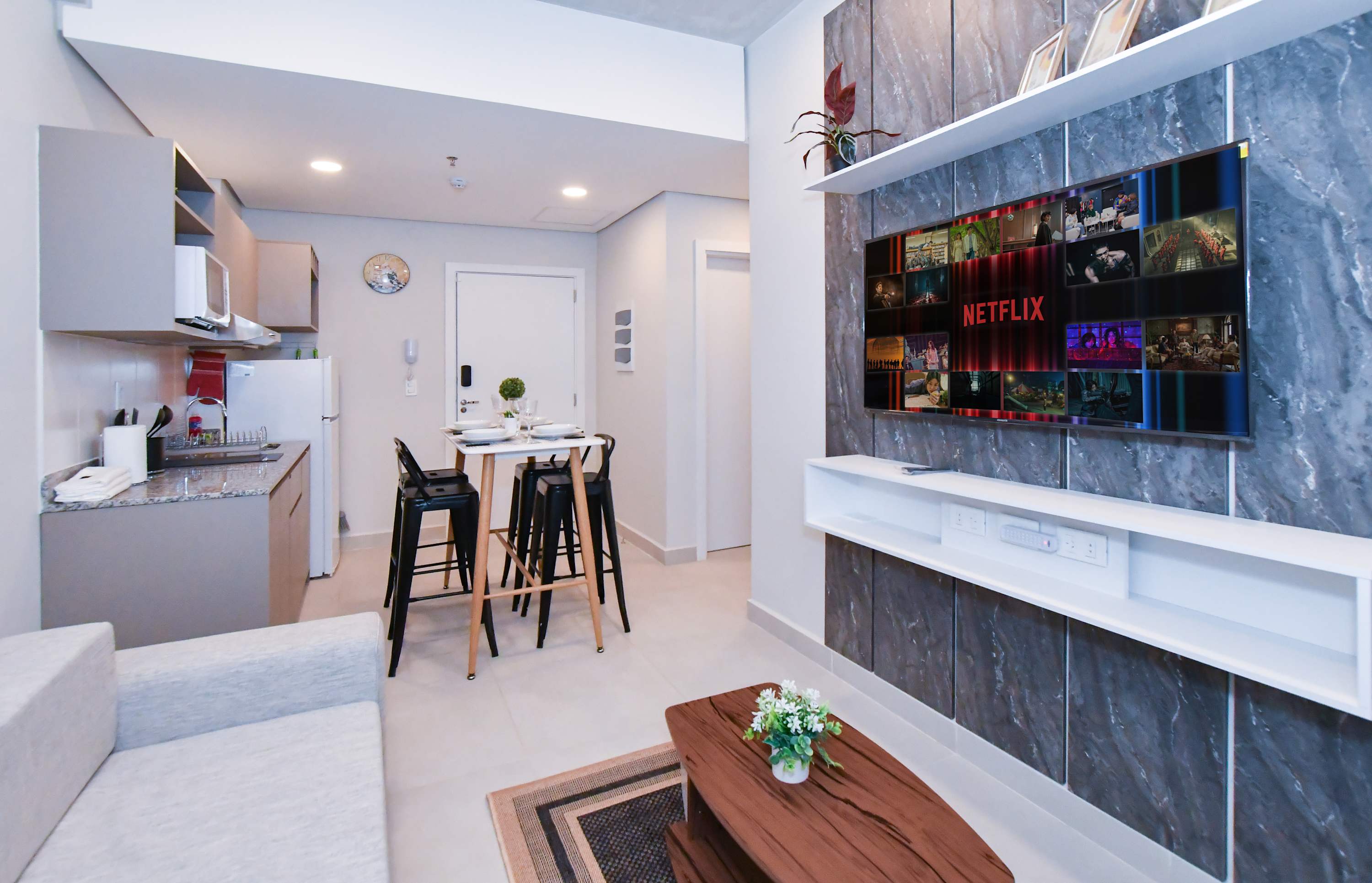 Comfy Apt w/ Pool & Coworking