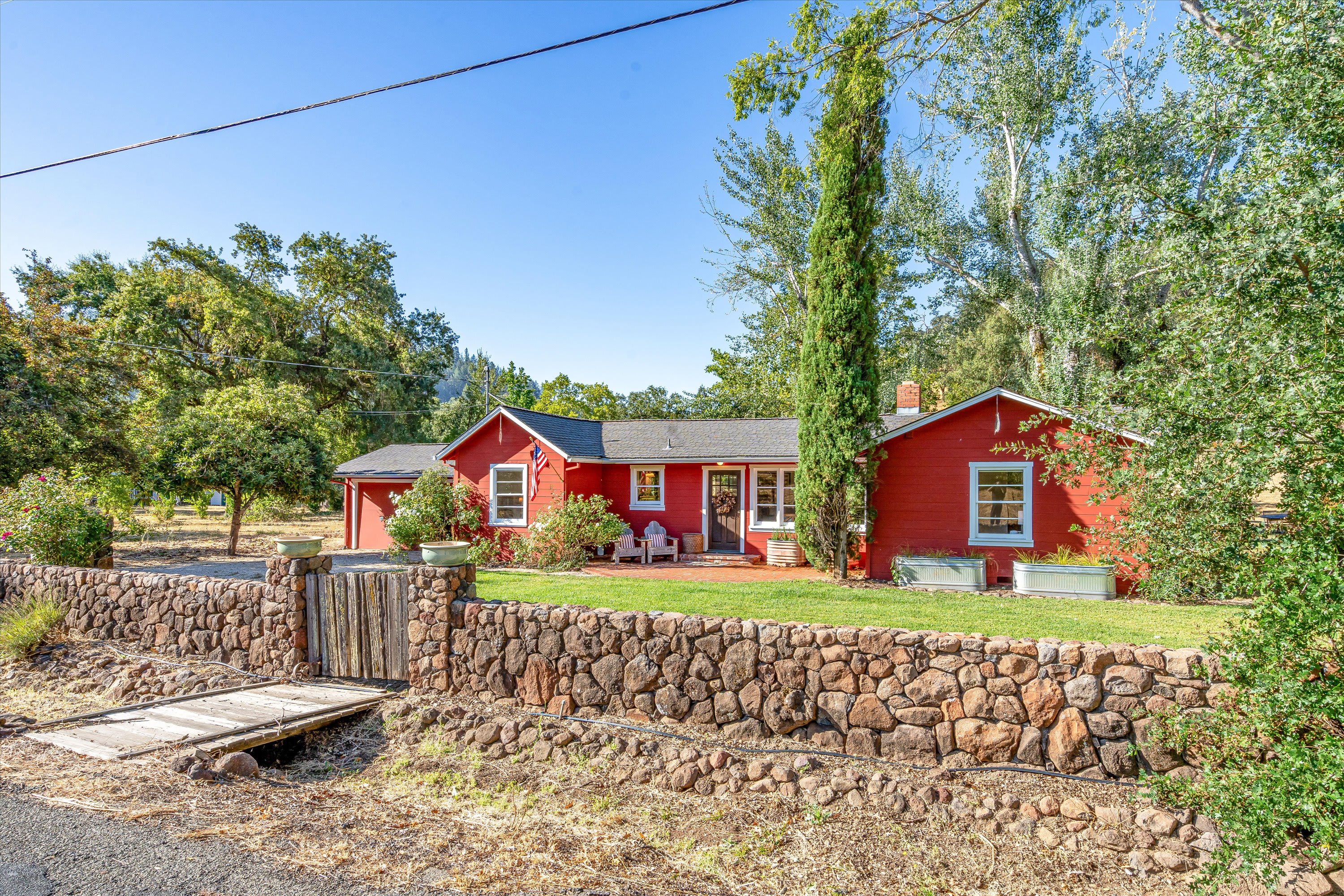 Rosy Red Cottage Wine Tastings Included 4