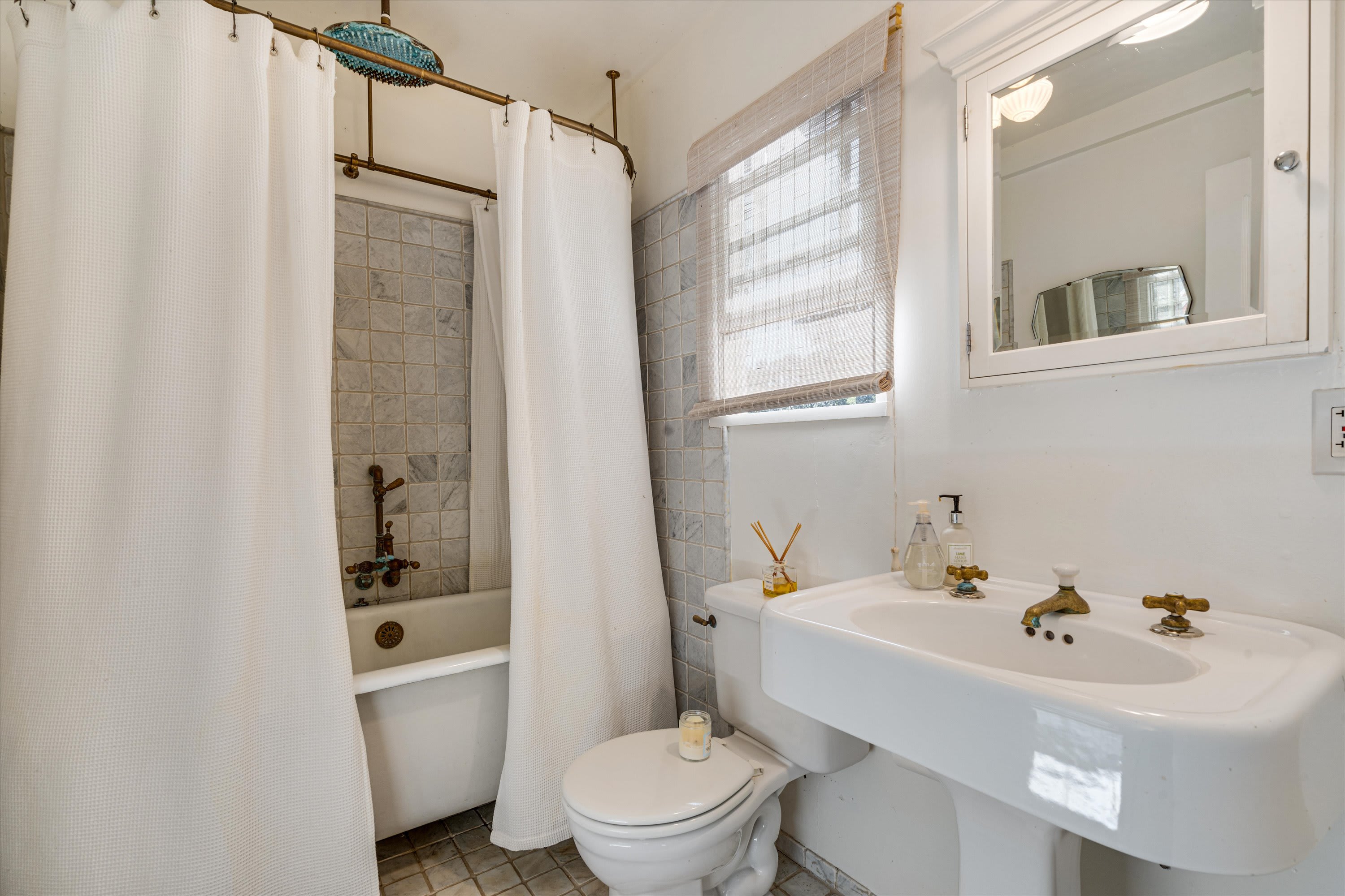 Rosy Red Cottage Wine Tastings Included 5