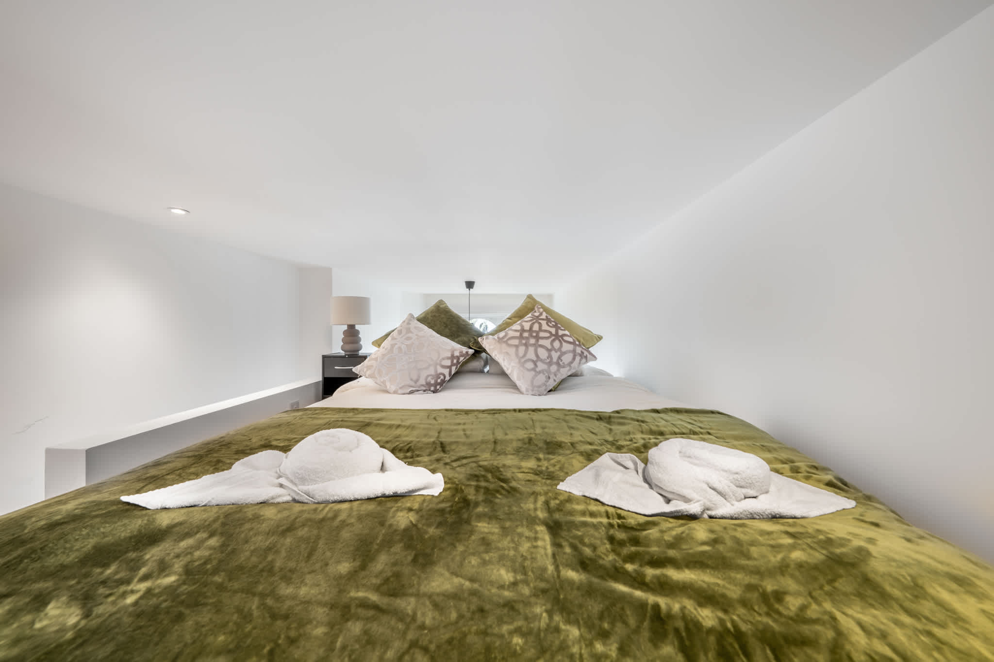 Deluxe Studio Mezzanine with Balcony in Knightsbridge in Beaufort Gardens SW3 1QH - Property image 9 - VivreStays