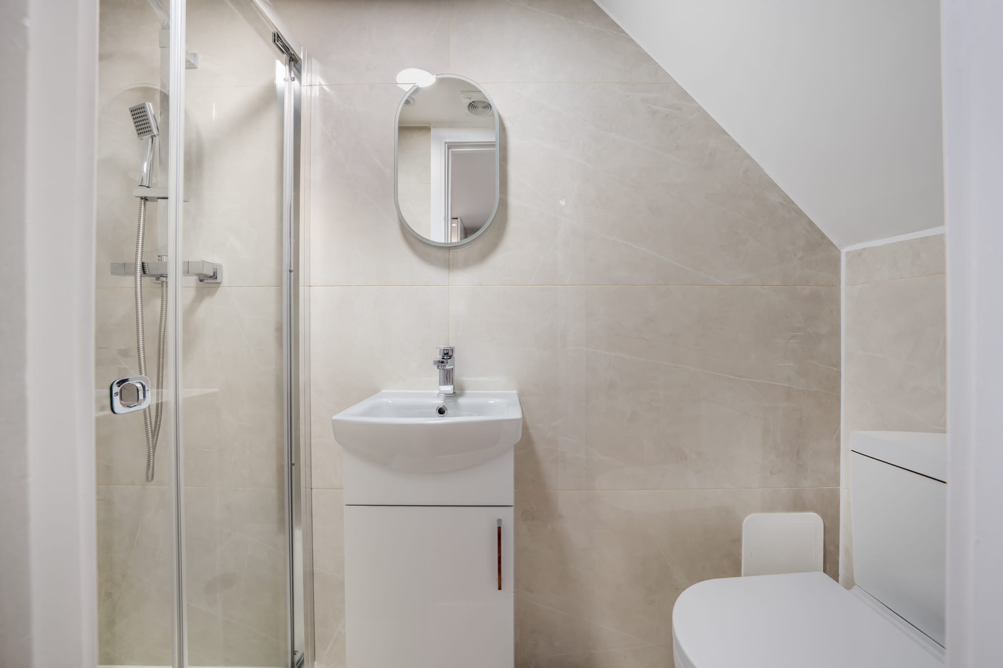Deluxe Studio Mezzanine with Balcony in Knightsbridge in Beaufort Gardens SW3 1QH - Property image 8 - VivreStays