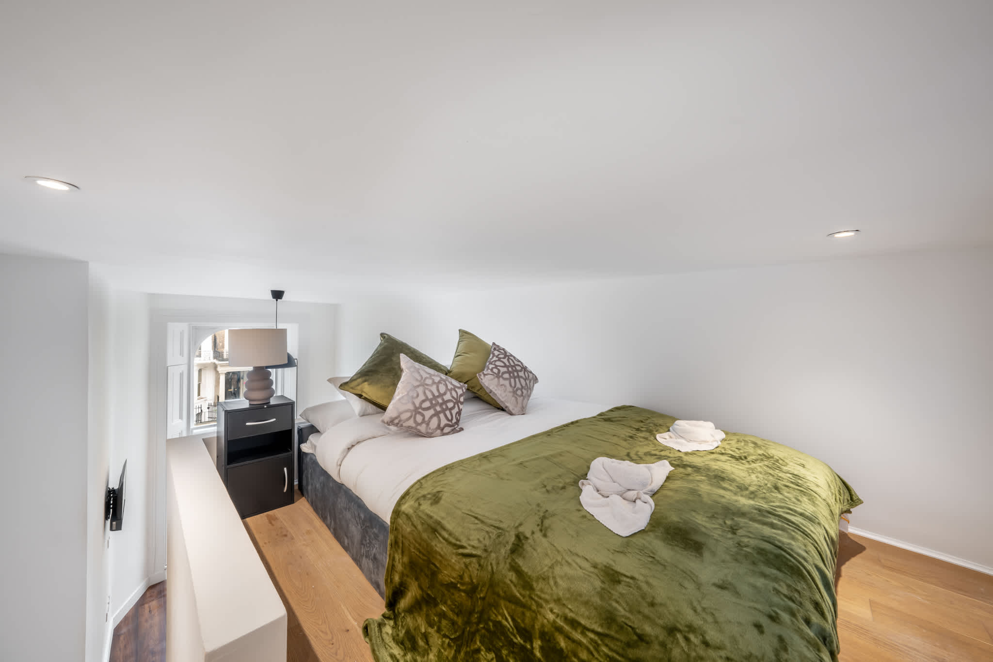Deluxe Studio Mezzanine with Balcony in Knightsbridge in Beaufort Gardens SW3 1QH - Property image 10 - VivreStays