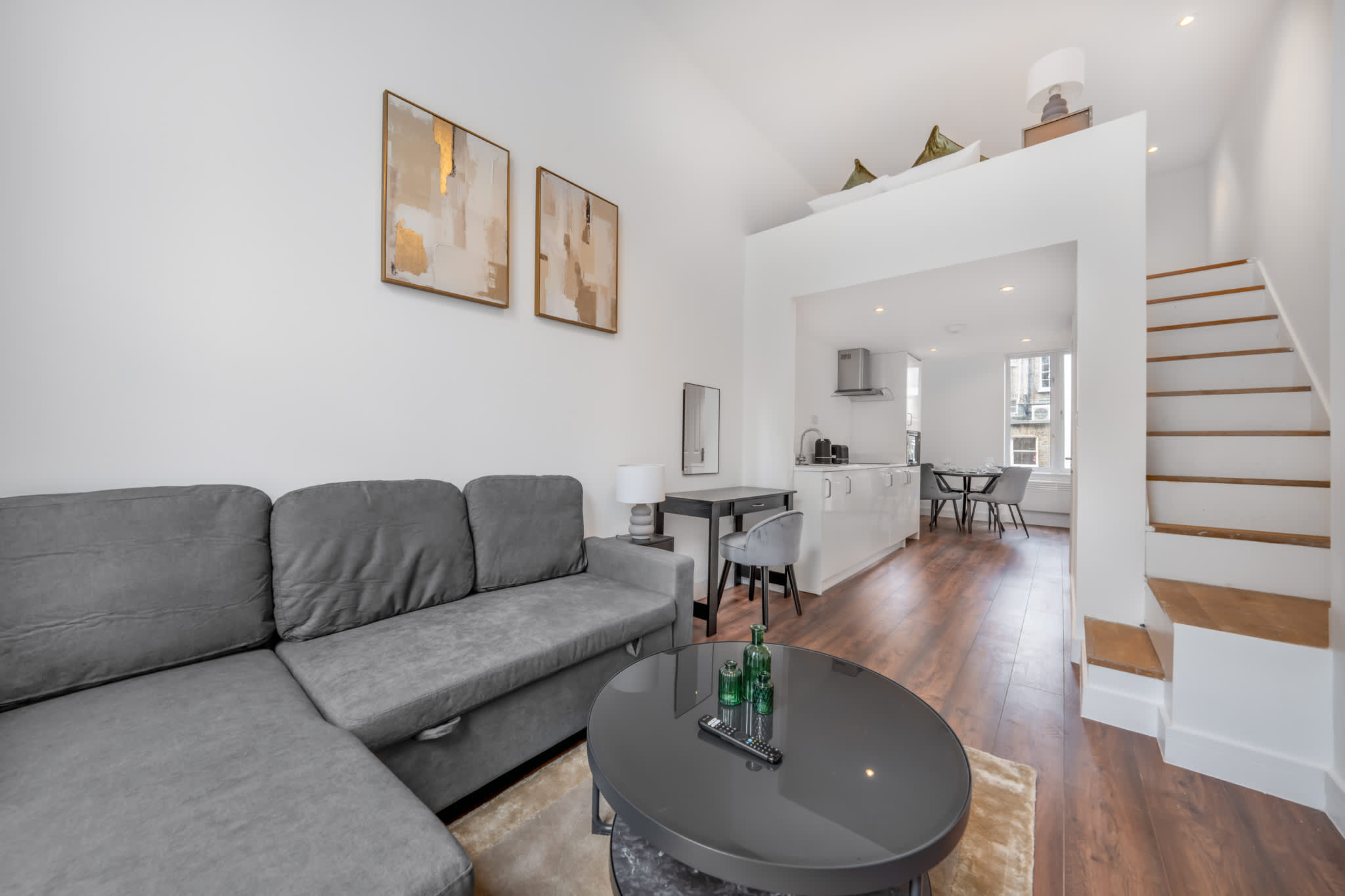 Deluxe Studio Mezzanine with Balcony in Knightsbridge in Beaufort Gardens SW3 1QH - Property image 2 - VivreStays