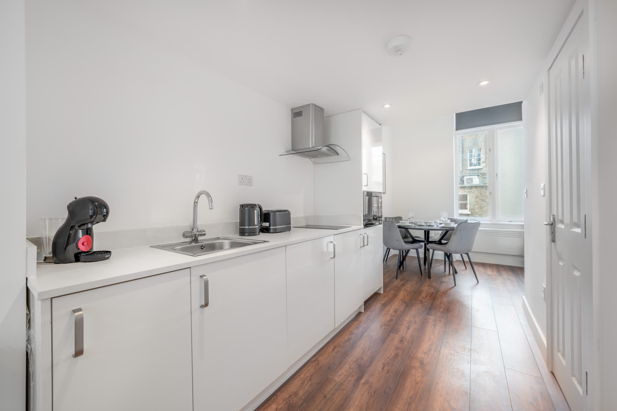 Deluxe Studio Mezzanine with Balcony in Knightsbridge in Beaufort Gardens SW3 1QH - Property image 7 - VivreStays