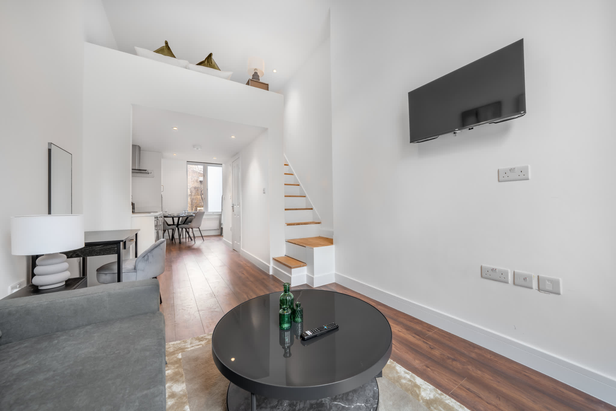 Deluxe Studio Mezzanine with Balcony in Knightsbridge serviced apartment - UK - VivreStays