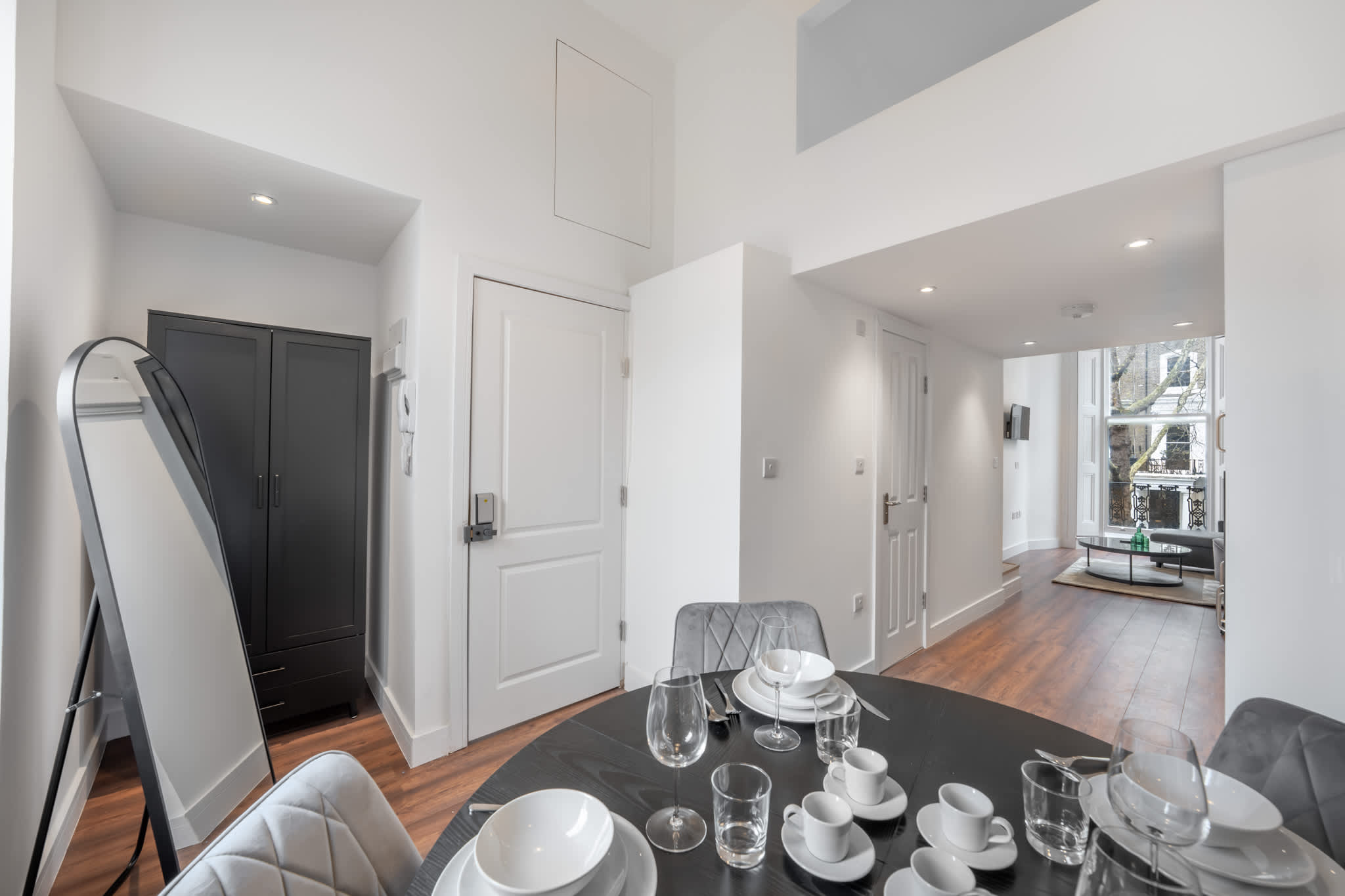 Deluxe Studio Mezzanine with Balcony in Knightsbridge in Beaufort Gardens SW3 1QH - Property image 13 - VivreStays