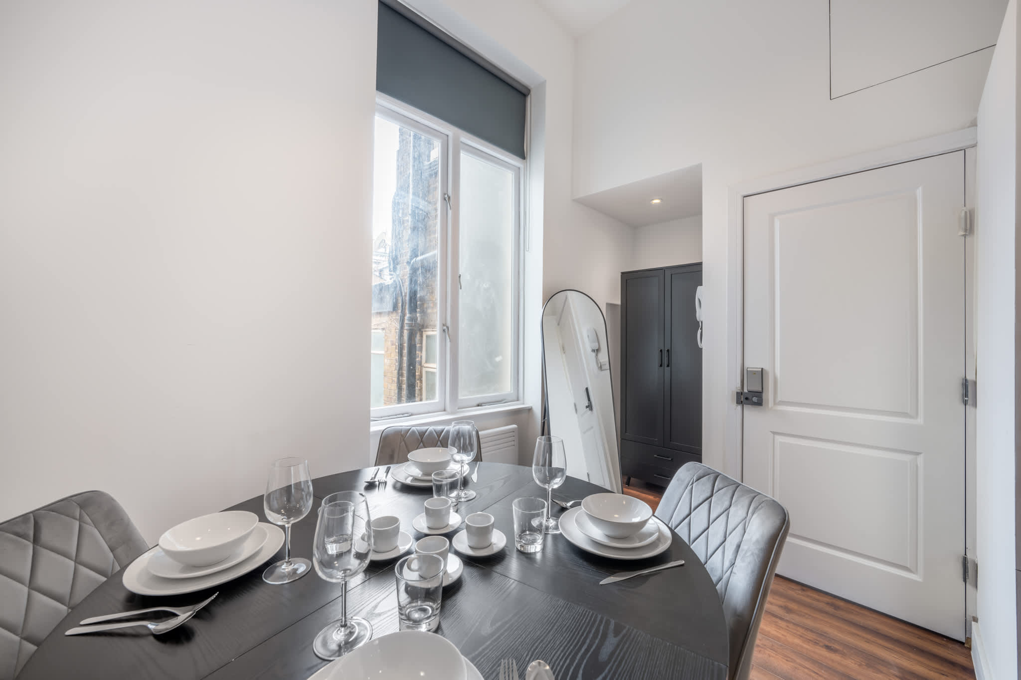 Deluxe Studio Mezzanine with Balcony in Knightsbridge in Beaufort Gardens SW3 1QH - Property image 14 - VivreStays