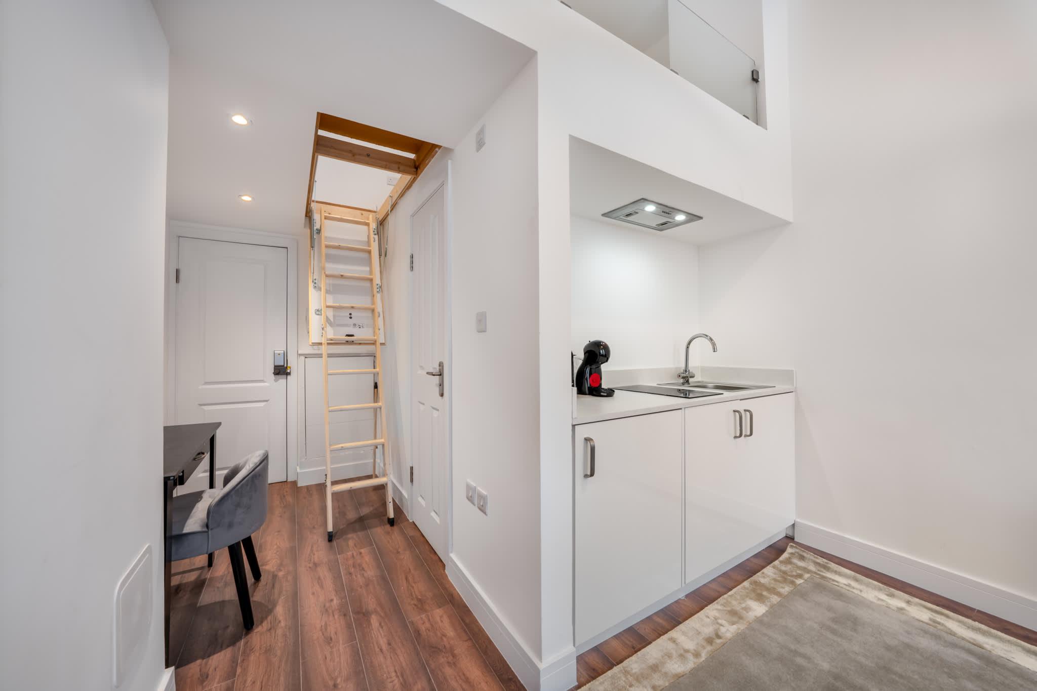 View Superior Studio Mezzanine with Balcony in Knightsbridge in Beaufort Gardens SW3 1QH Superior Studio Mezzanine with Balcony in Knightsbridge in Beaufort Gardens SW3 1QH - Property image 8 - VivreStays