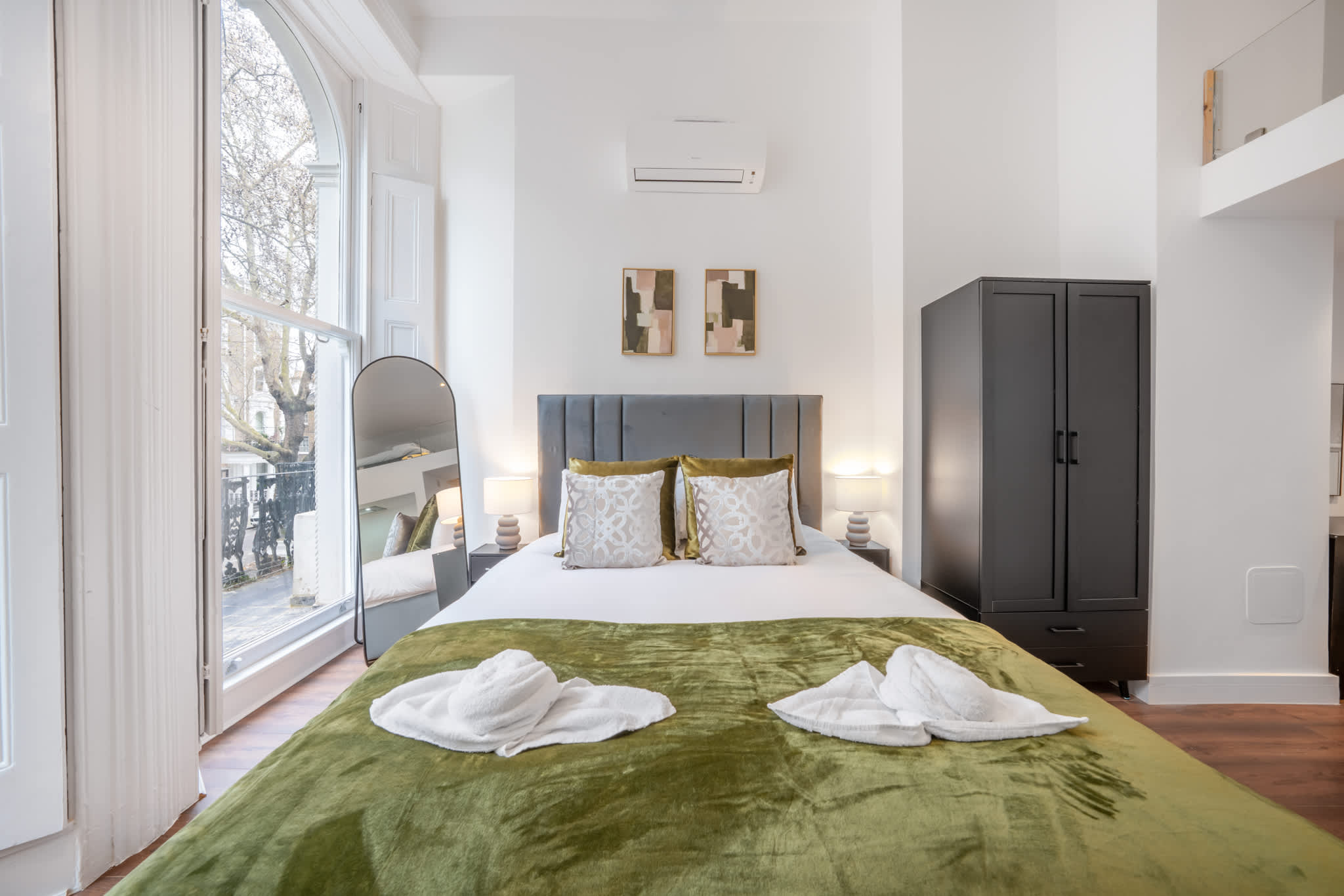 View Superior Studio Mezzanine with Balcony in Knightsbridge Superior Studio Mezzanine with Balcony in Knightsbridge serviced apartment - UK - VivreStays