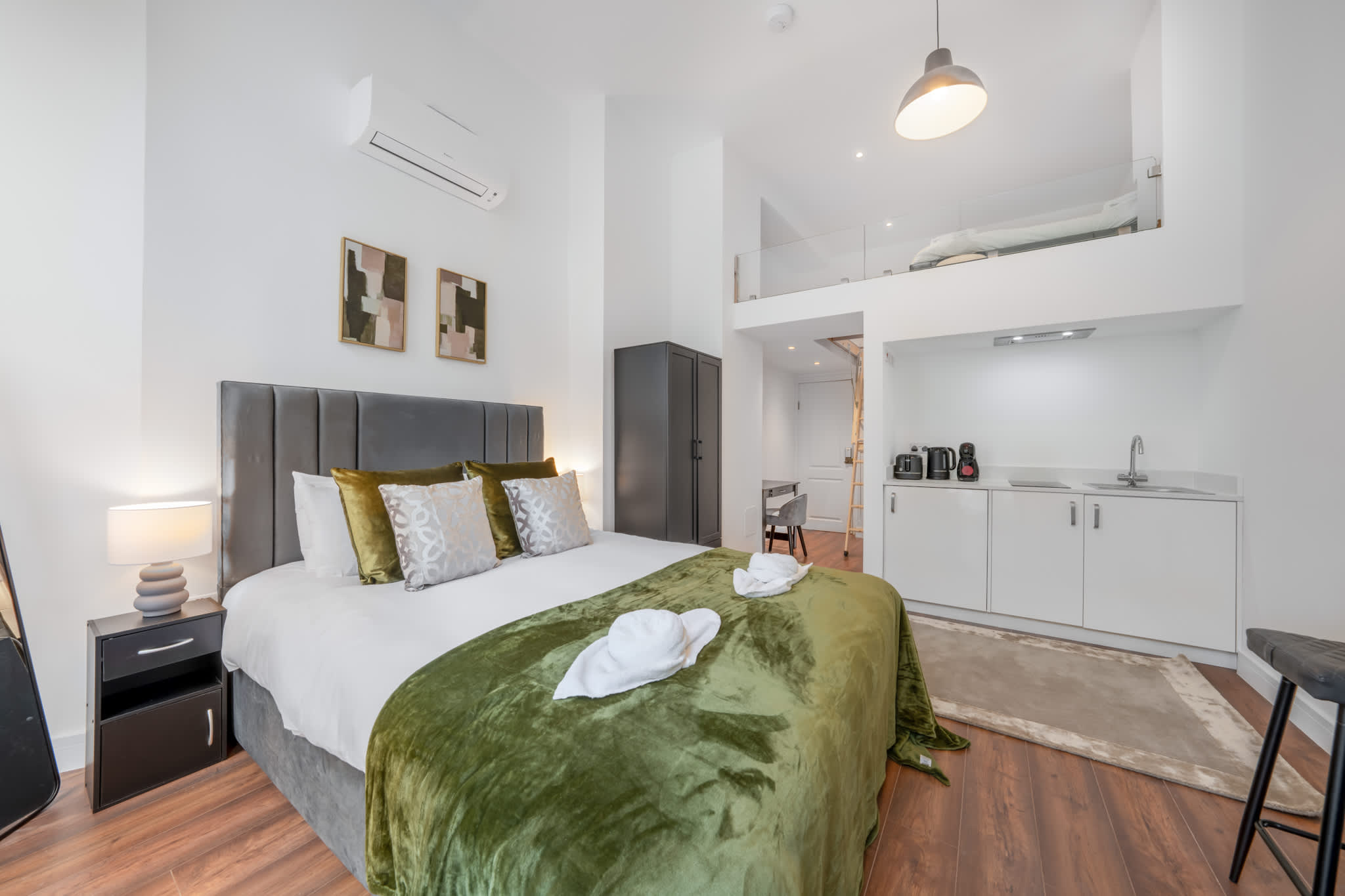 View Superior Studio Mezzanine with Balcony in Knightsbridge in Beaufort Gardens SW3 1QH Superior Studio Mezzanine with Balcony in Knightsbridge in Beaufort Gardens SW3 1QH - Property image 2 - VivreStays