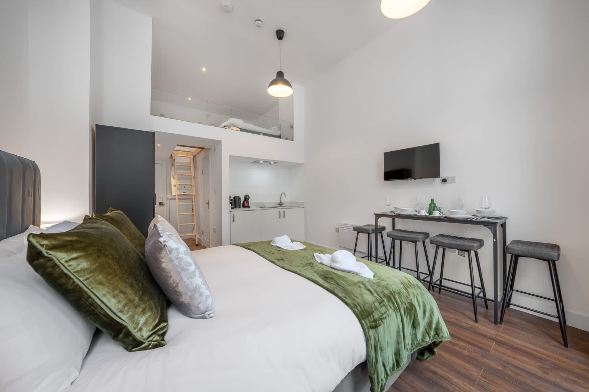 View Superior Studio Mezzanine with Balcony in Knightsbridge in Beaufort Gardens SW3 1QH Superior Studio Mezzanine with Balcony in Knightsbridge in Beaufort Gardens SW3 1QH - Property image 7 - VivreStays