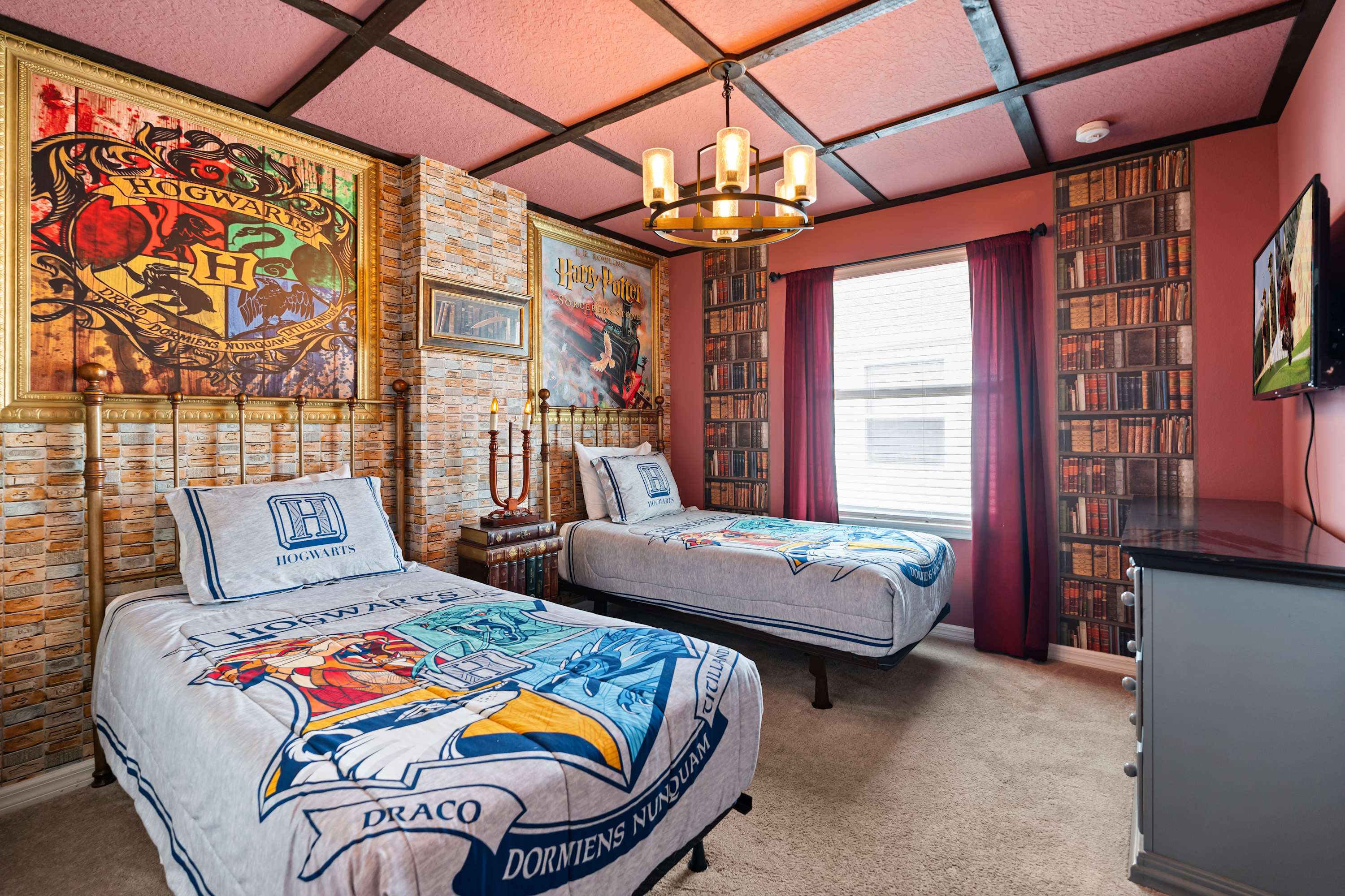 Harry Potter room with two single beds, where young wizards can play, imagine, and rest