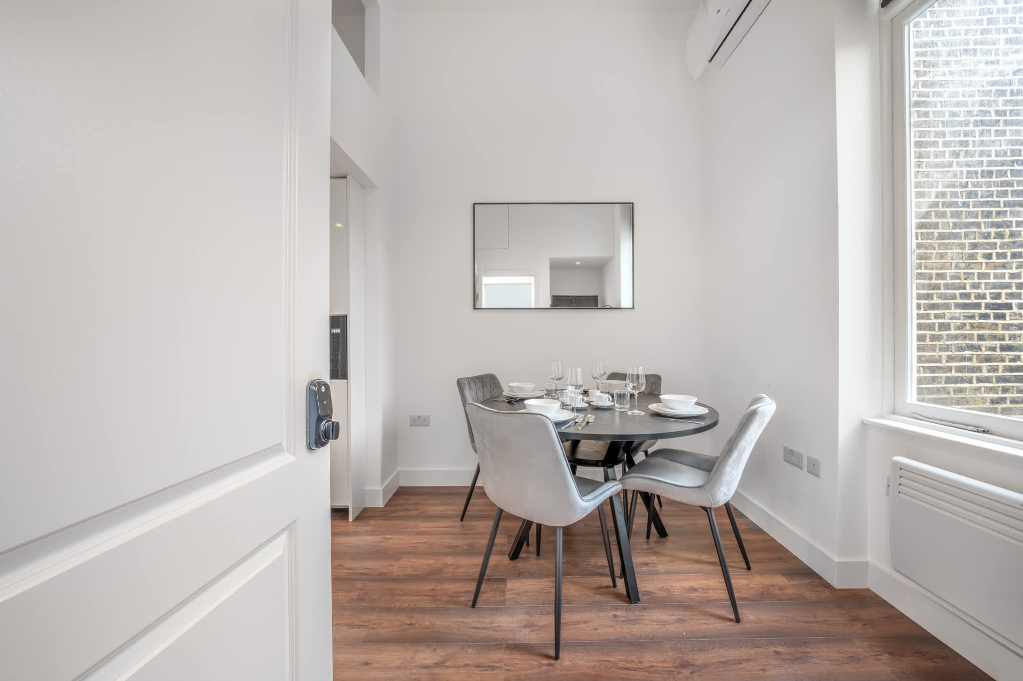Deluxe Studio Mezzanine with Balcony in Knightsbridge in Beaufort Gardens SW3 1QH - Property image 16 - VivreStays