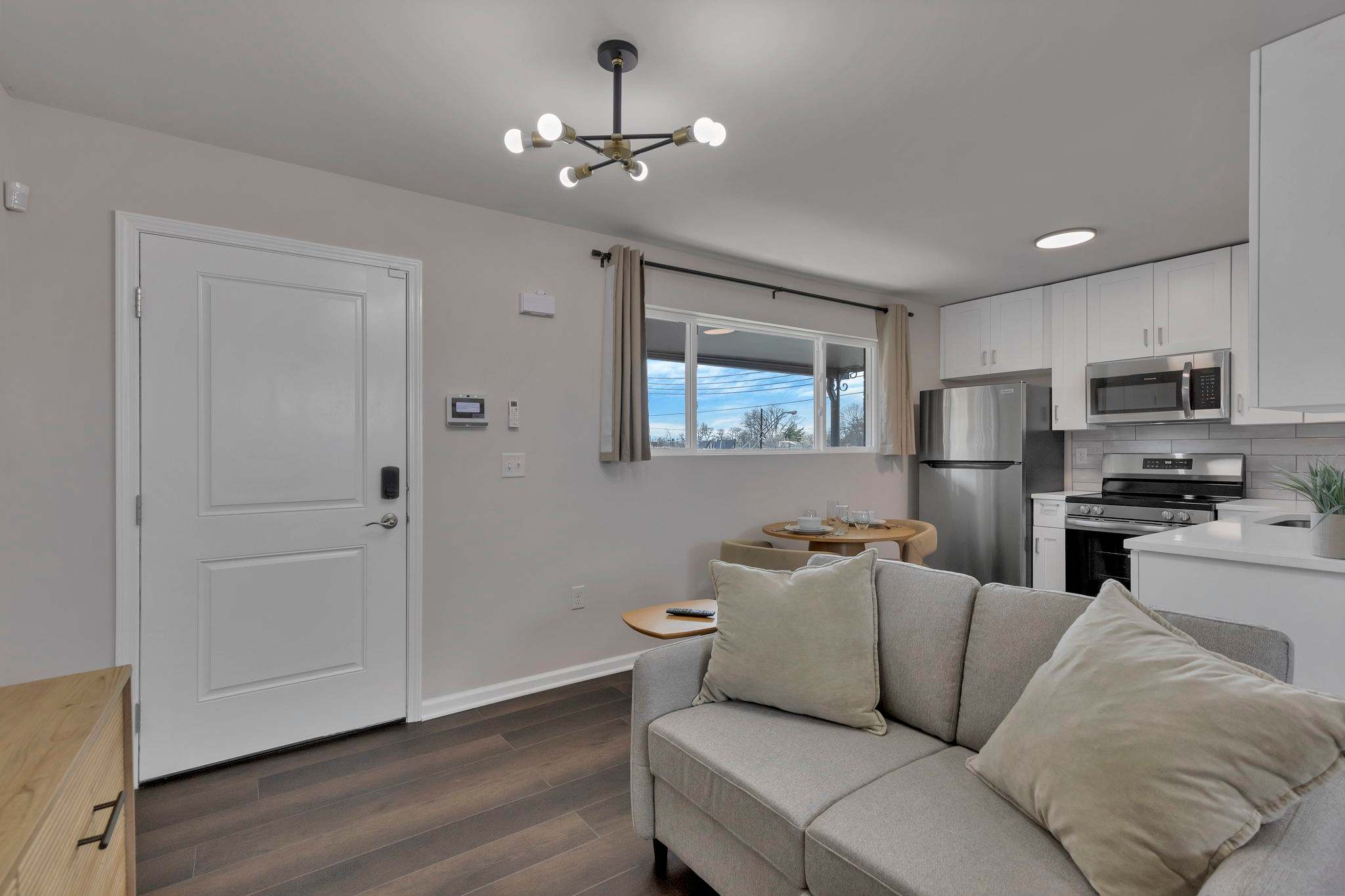 Modern Studio | Luxury finishes |Steps to Downtown