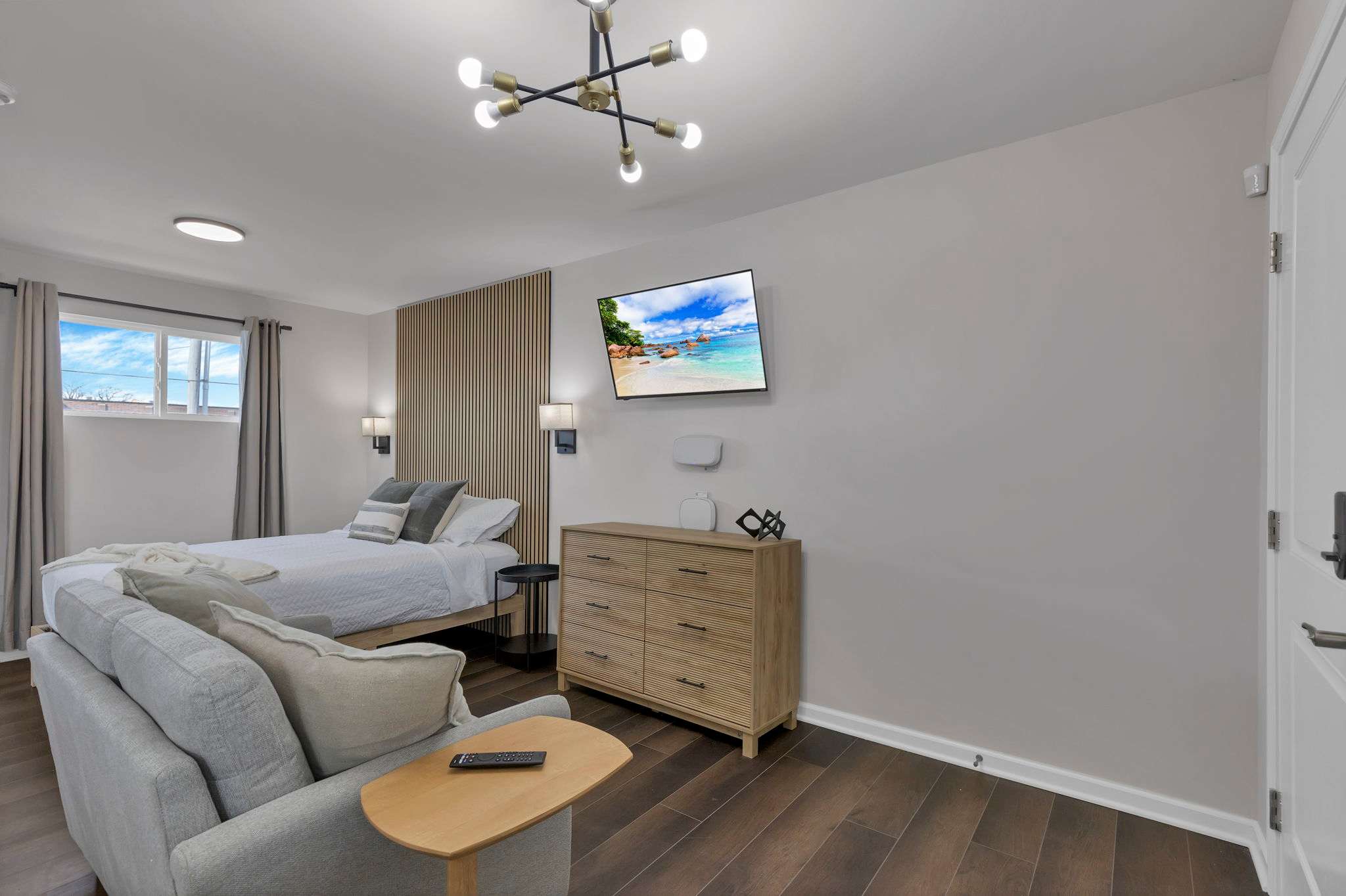Modern Studio | Luxury finishes |Steps to Downtown