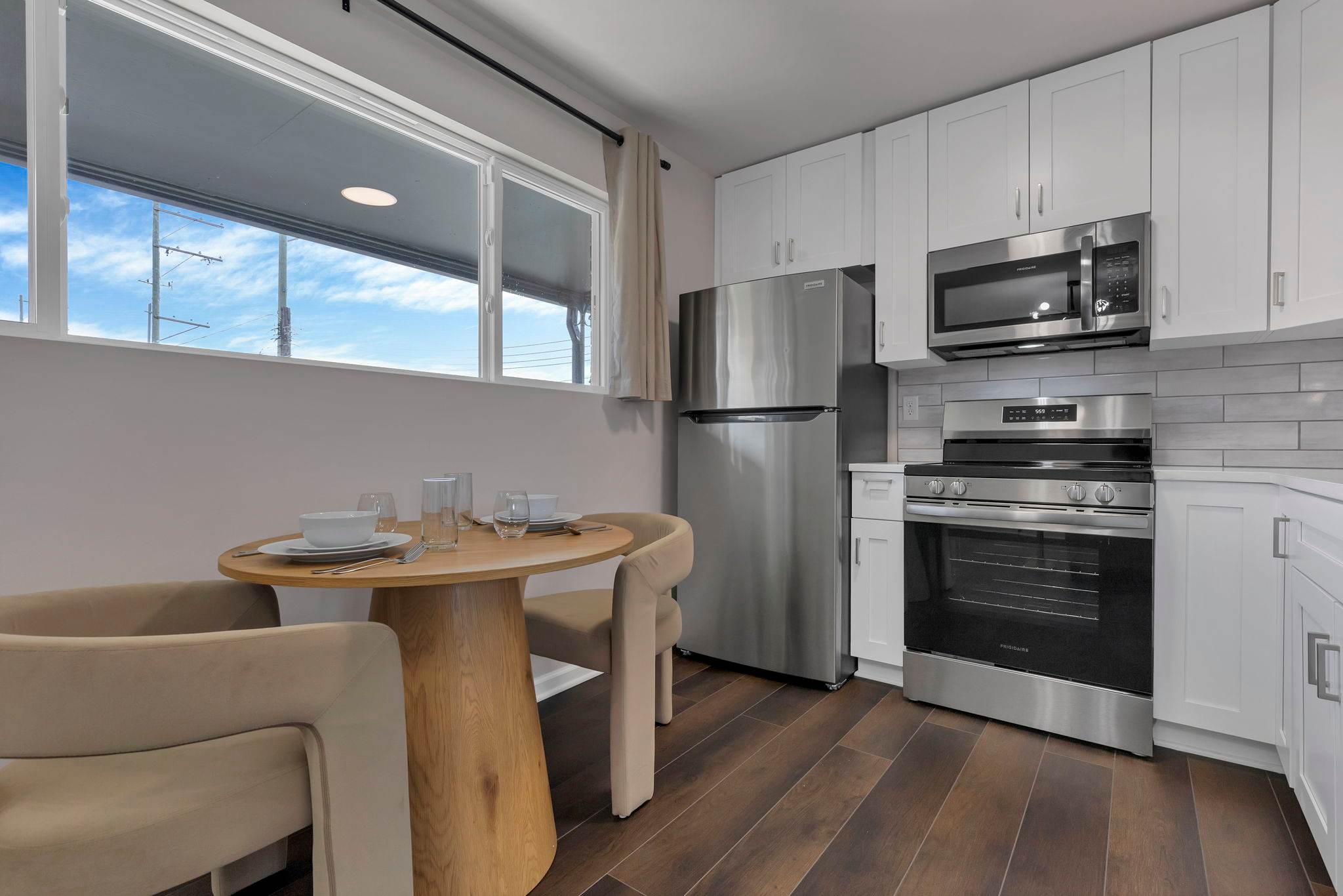 Modern Studio | Luxury finishes |Steps to Downtown