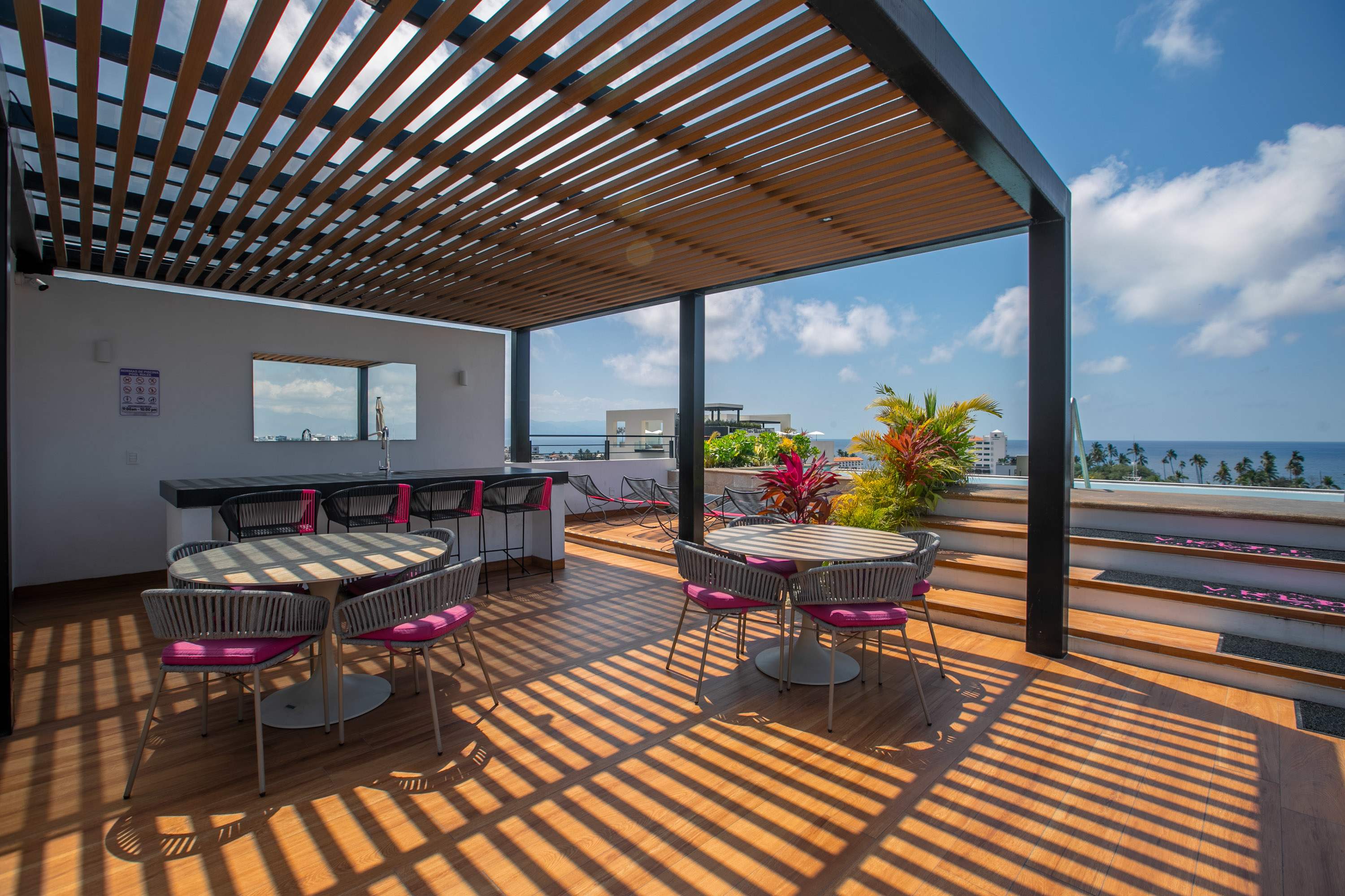 Vrede Penthouse | Ocean Views • Rooftop Pool