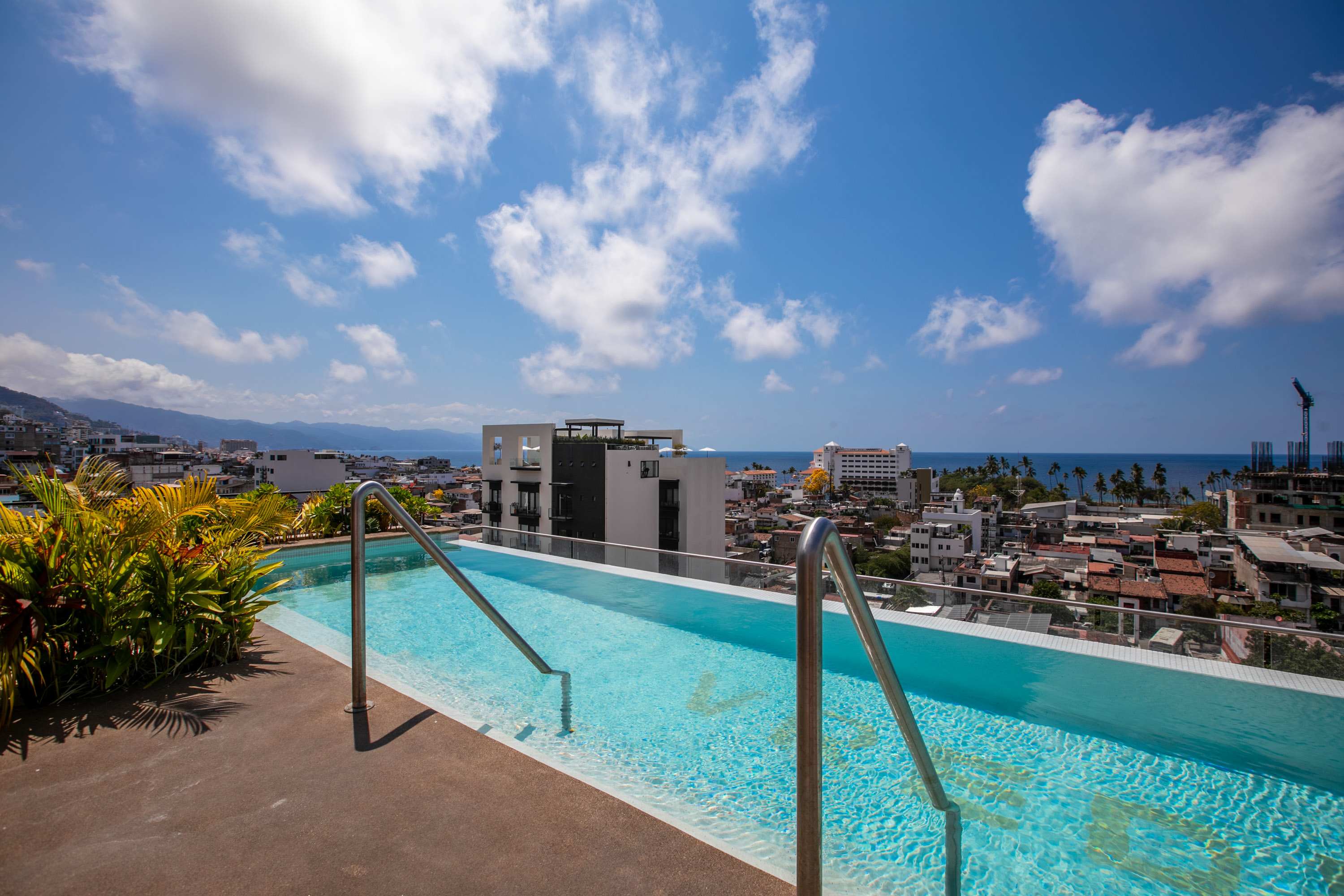 Vrede Penthouse | Ocean Views • Rooftop Pool