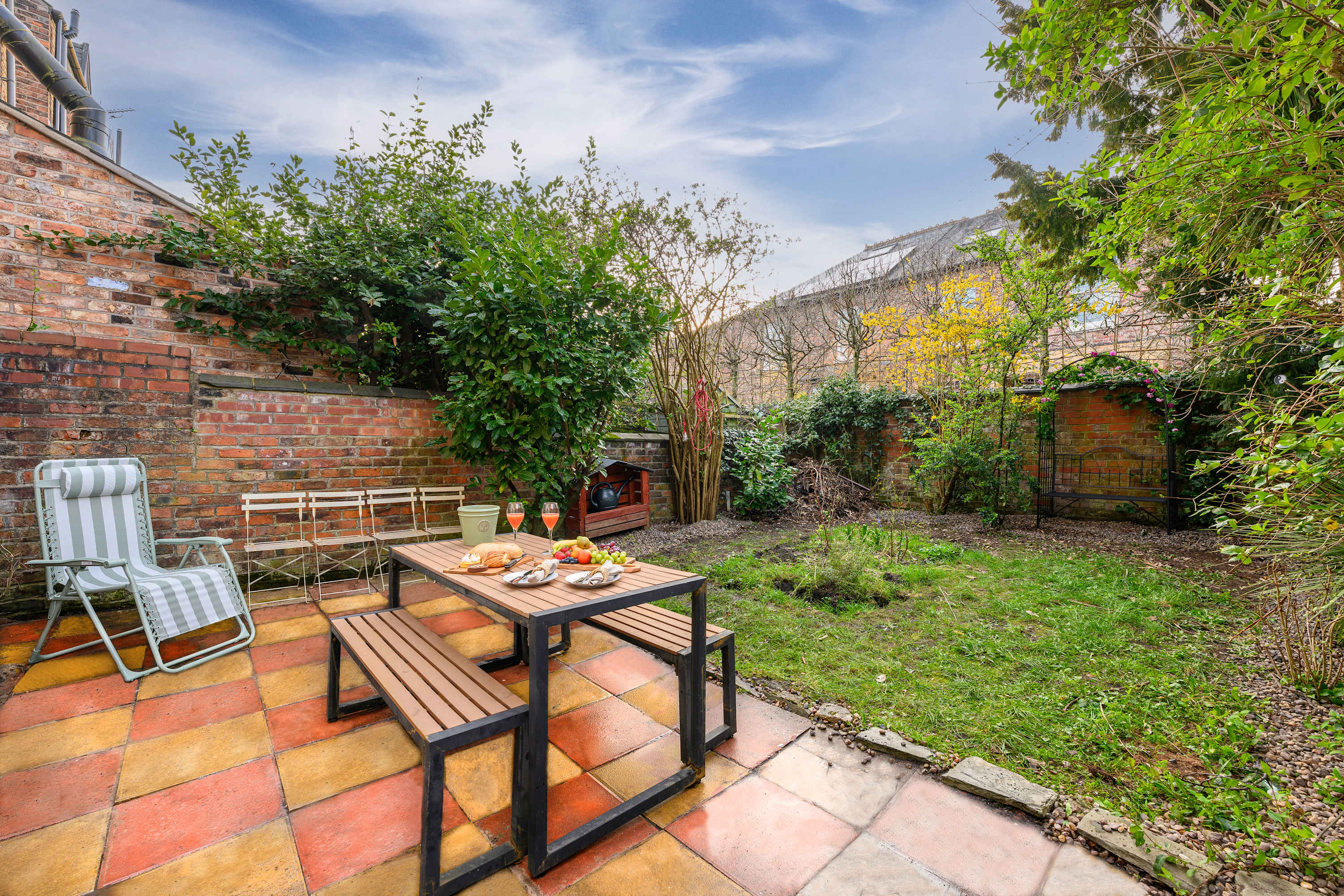 Spacious 5BR Didsbury | Garden, Parking & 58" TV" in Claremont Grove 18 M20 2GL - Property image 4 - VivreStays