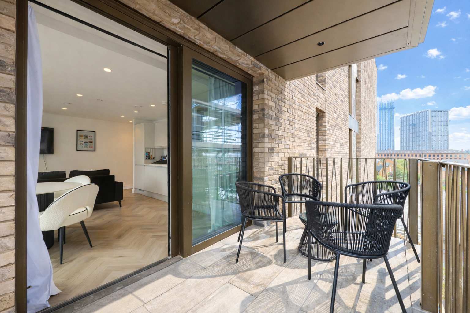 Luxury 2BR I Private Balcony I City Centre