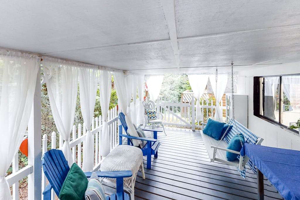 Cozy Home, Sleep 6, Inviting Deck, Game Room, Hot Tub — Gatlinburg, TN — vacation rental