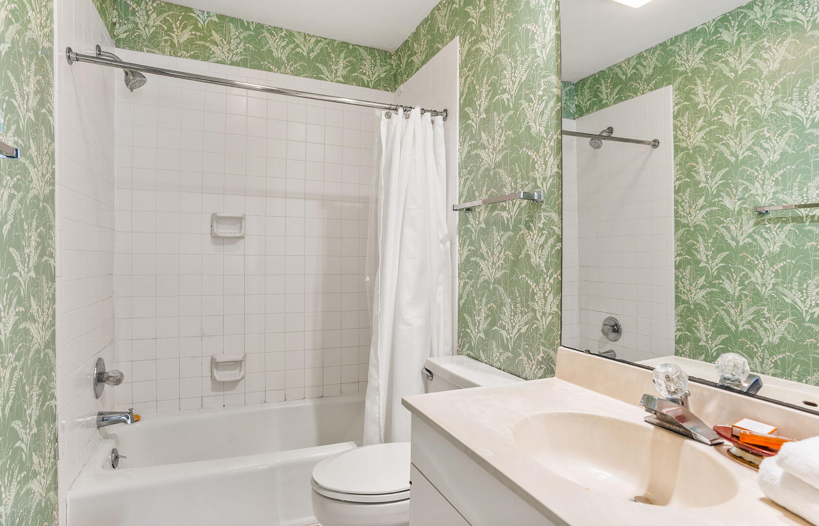 Guest bedroom with en suite bathroom